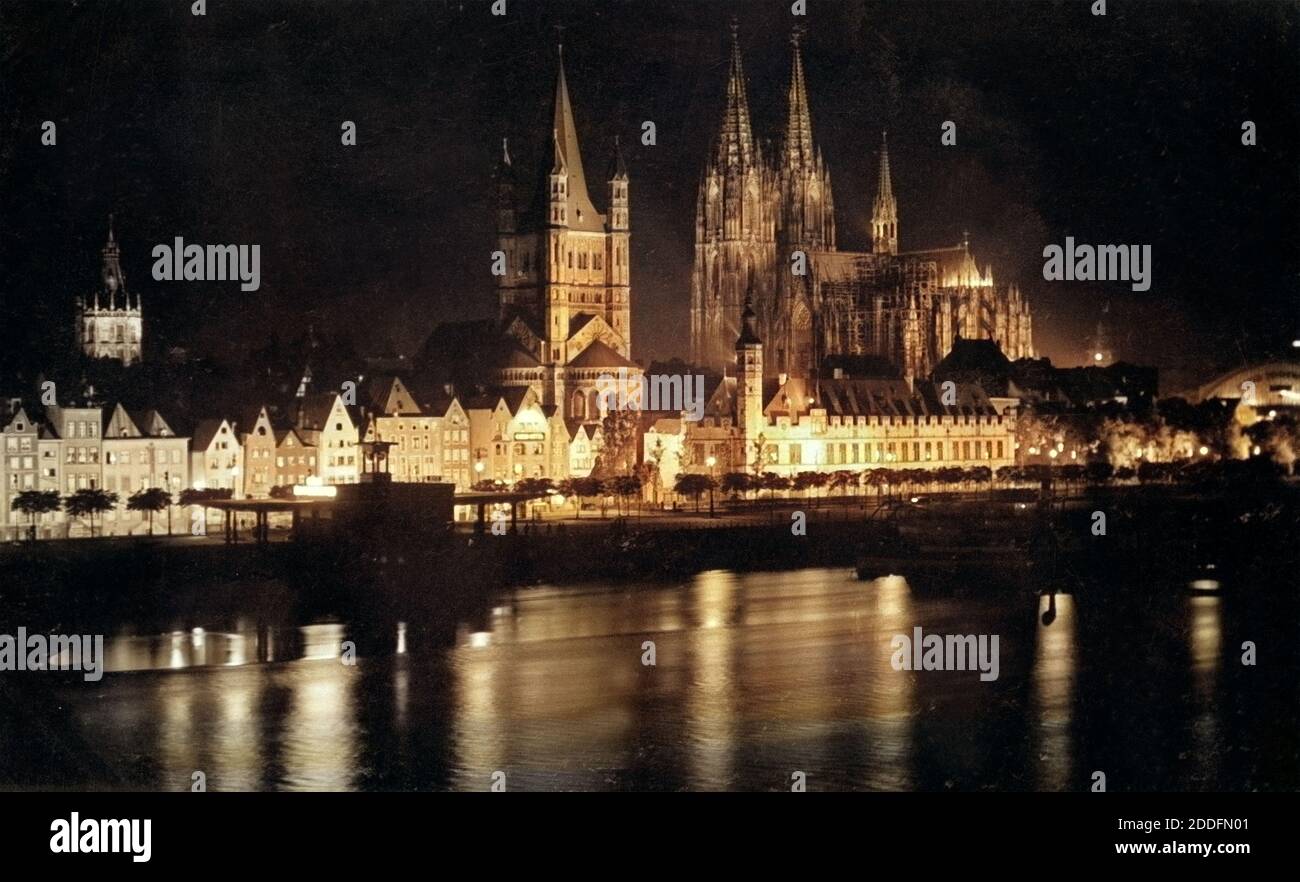 Klassische Stadtansicht von Köln bei Nacht, Deutschland 1920er Jahre. Classical city view of Cologne at night, Germany 1920s. Stock Photo