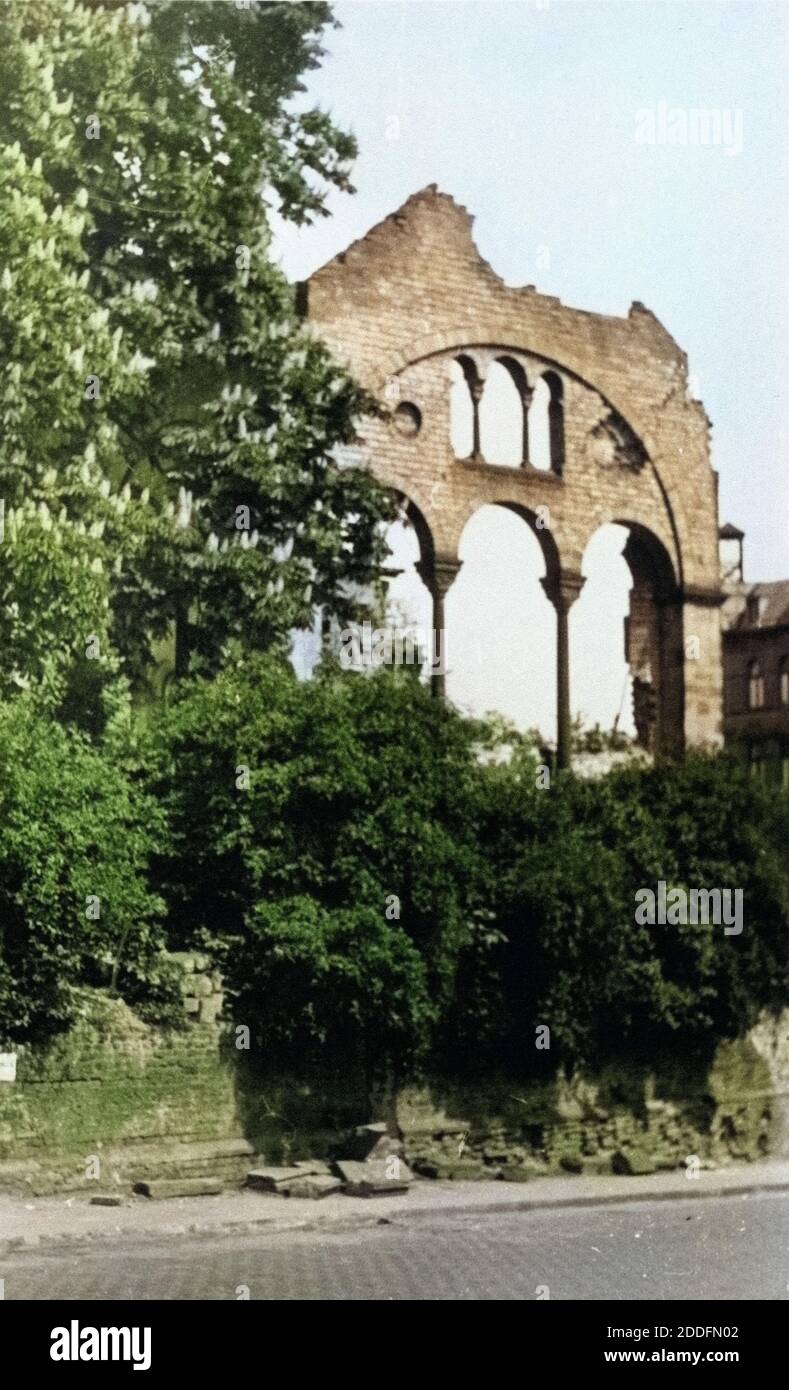 Ruinen der Kirche St. Kolumba in Köln, Deutschland 1940er Jahre. Remains of St. Kolumba's church in the city centre of Cologne, Germany 1940s. Stock Photo