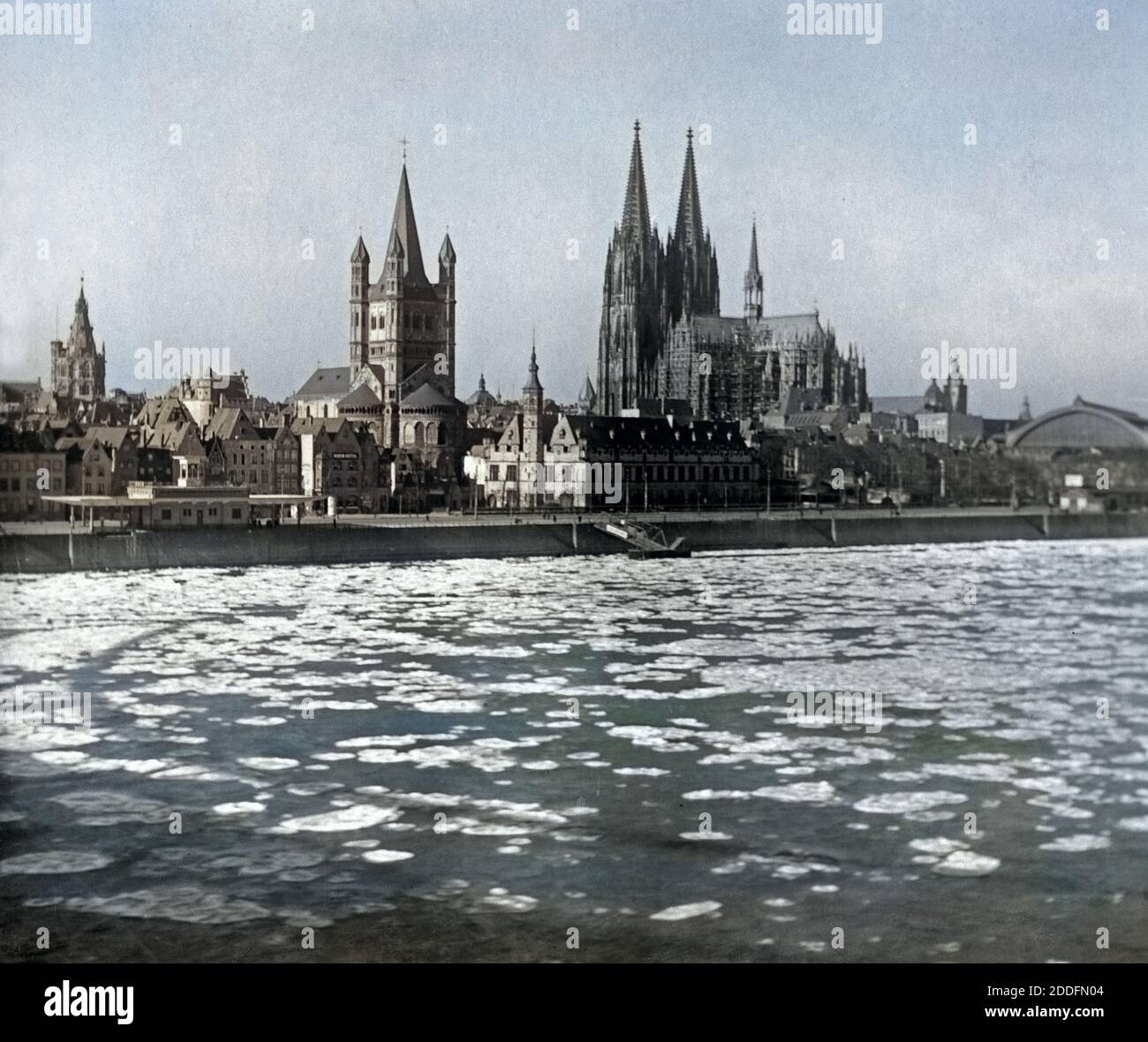 Eisschollen treiben über den Rhein an der Altstadt von Köln vorbei, Deutschland 1920er Jahre. Ice floes passing the city of Cologne on river Rhine, Germany 1920s. Stock Photo