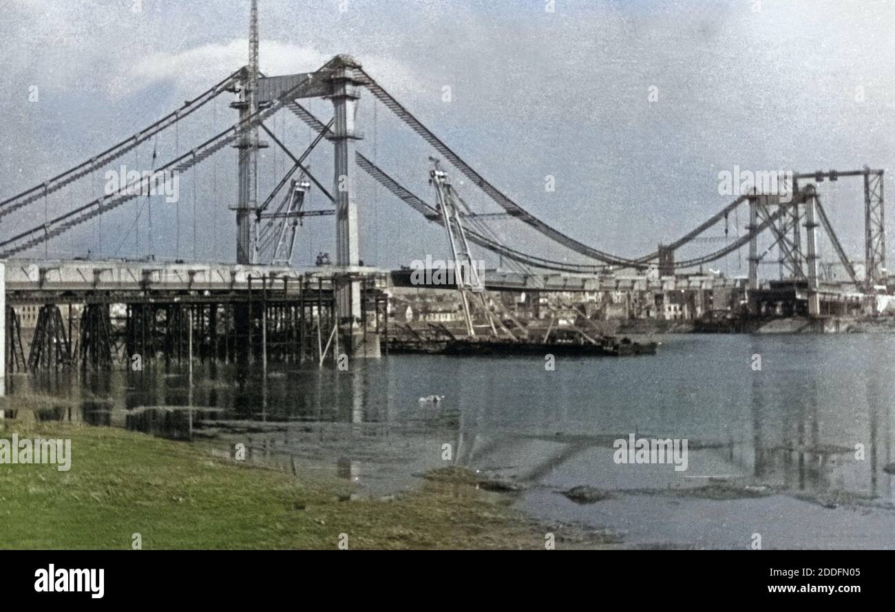 Die Mülheimer Brücke im rechtsrheinischen Norden von Köln, im Bau, Deutschland 1950er Jahre. Muelheimer bridge in the north of Cologne, under construction, Germany 1950s. Stock Photo