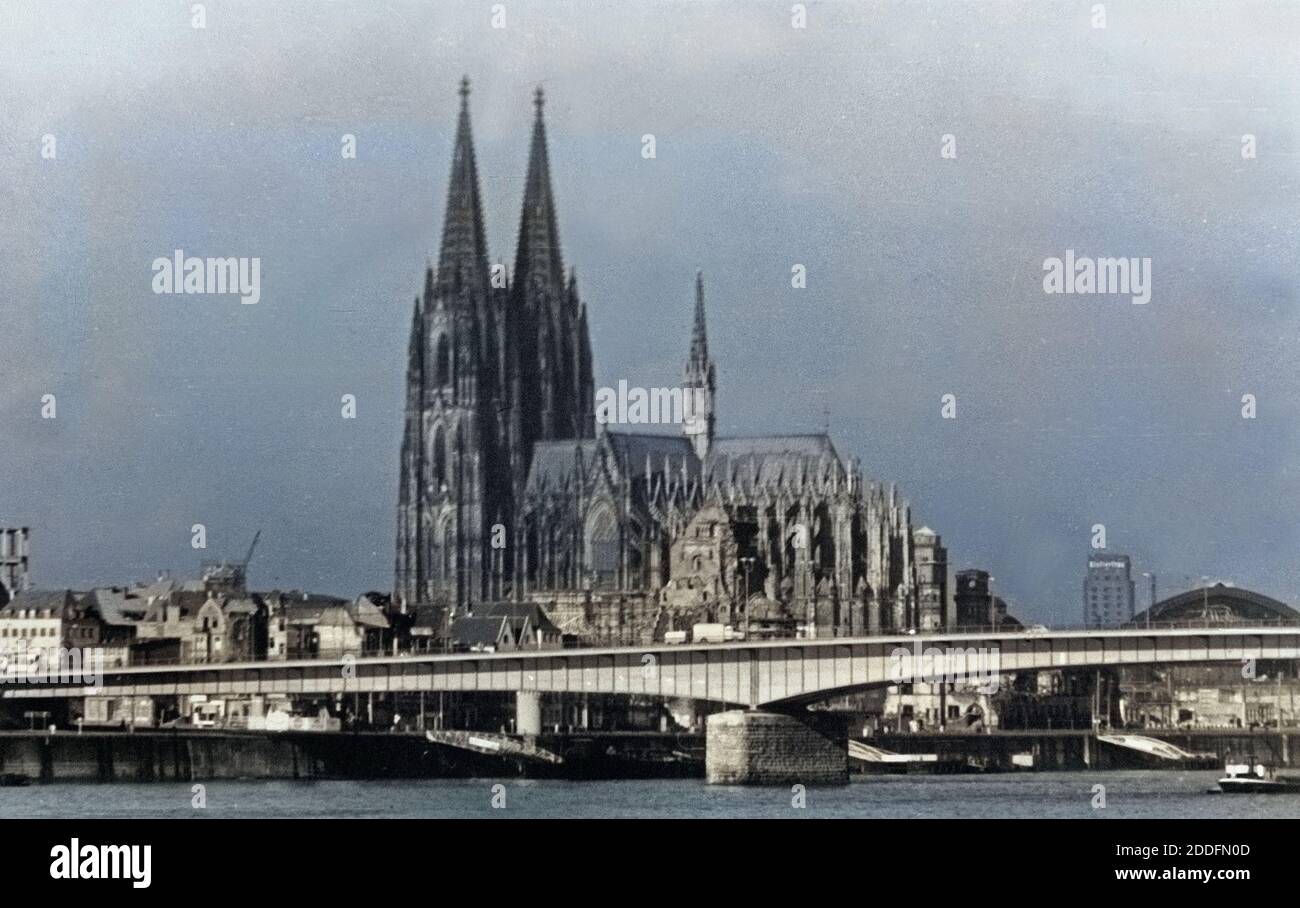 Blick auf den Hohen Dom zu Köln mit Deutzer Brücke, Deutschland 1950er Jahre. View to Cologne cathedral and Deutzer Bruecke bridge, Germany 1950s. Stock Photo