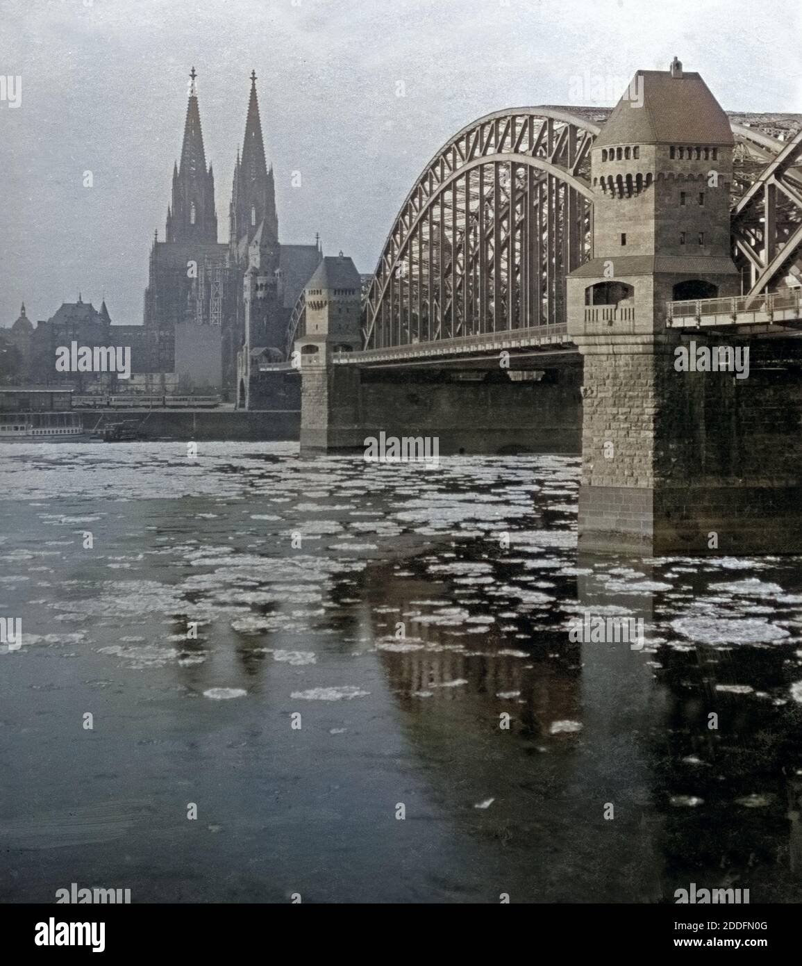 Eisschollen treiben über den Rhein an der Altstadt von Köln vorbei, Deutschland 1920er Jahre. Ice floes passing the city of Cologne on river Rhine, Germany 1920s. Stock Photo