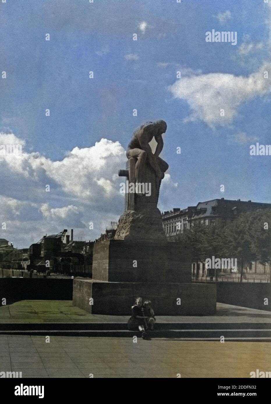 Zwei Kinder am Denkmal 'Der Tauzieher' am Holzmarkt in Köln, Deutschland 1920er Jahre. Two children in front of the sculpture 'Der Tauzieher' ('The Rope Puller') at Holzmarkt market in the city of Cologne, Germany 1920s. Stock Photo