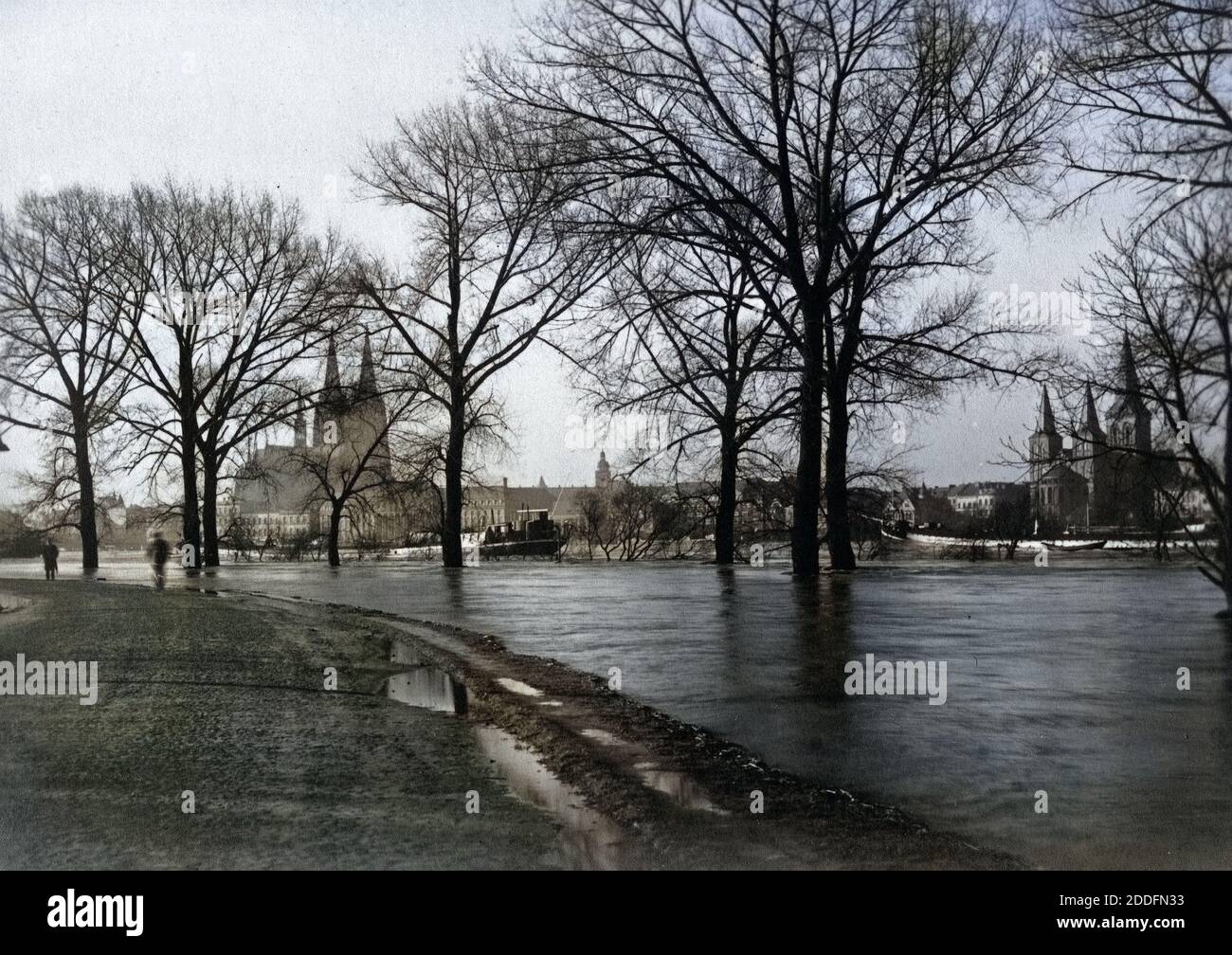 Blick vom Rheinpark in Deutz auf die Stadtseite während des Hochwassers im Januar 1926 in Köln, Deutschland 1920er Jahre. View from Rhine park at Deutz to the city during the flood in January 1926 at Cologne, Germany 1920s. Stock Photo