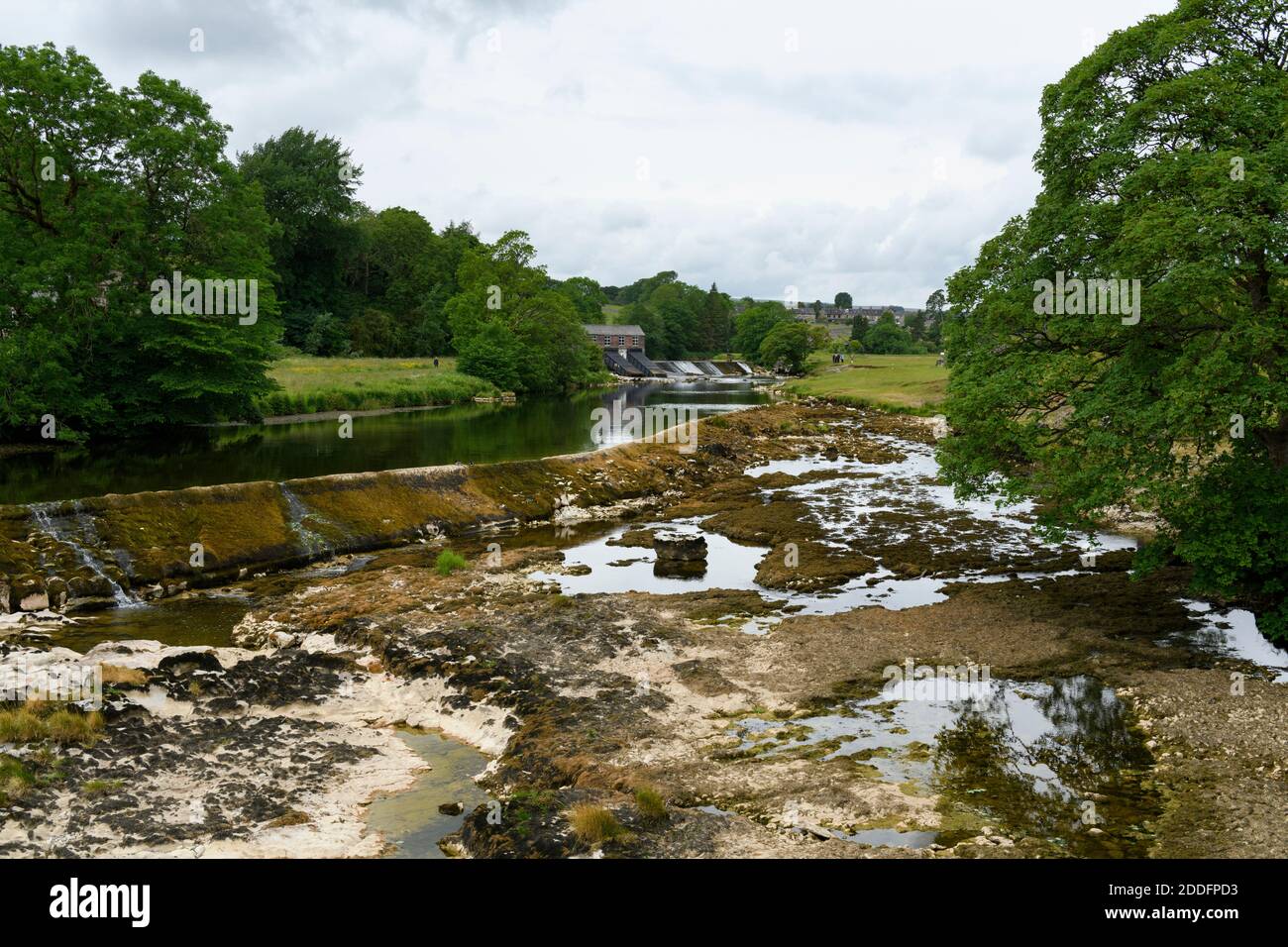 Weir across river wharfe hires stock photography and images Alamy