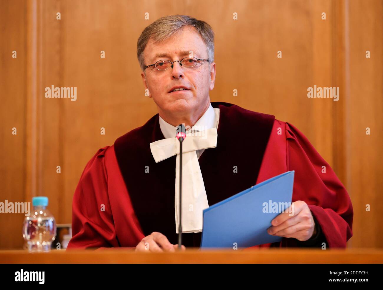 Leipzig, Germany. 25th Nov, 2020. Ingo Kraft, presiding judge of the 6th Senate, opens the hearing on a complaint about armed US drone operations in Yemen. The issue at stake is the responsibility of the federal government. Three Yemenis, who lost two relatives in an attack in 2012, want the federal government to stop armed drone missions using technical facilities at the US air base in Ramstein, Palatinate. Credit: Jan Woitas/dpa-Zentralbild/dpa/Alamy Live News Stock Photo