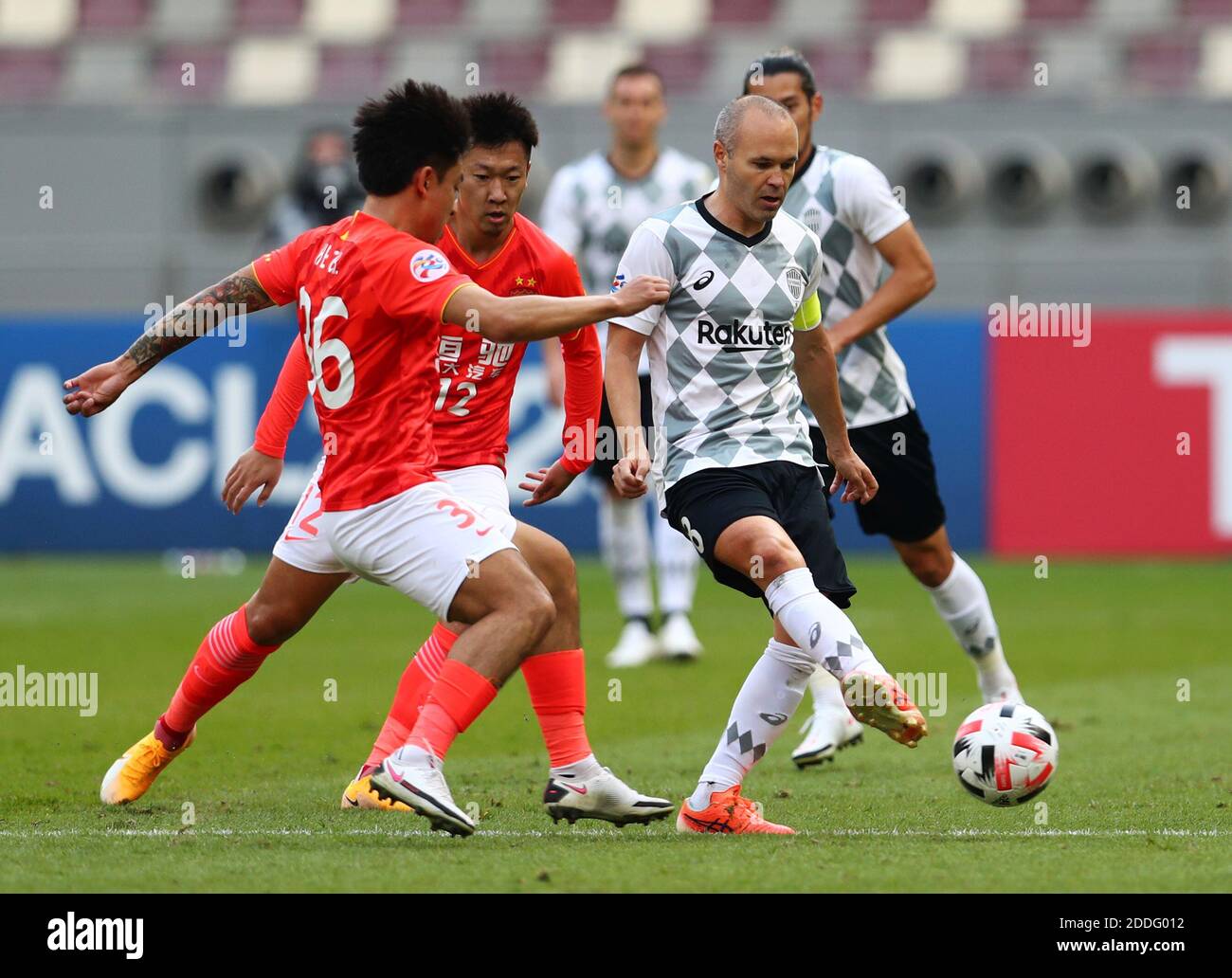 Soccer Football - AFC Champions League - Group G - Guangzhou Evergrande v Vissel Kobe - Khalifa International Stadium, Doha, Qatar - November 25, 2020 Vissel Kobe's Andres Iniesta in action with Guangzhou Evergrande's He Chao and Xu Xin REUTERS/Ibraheem Al Omari Stock Photo