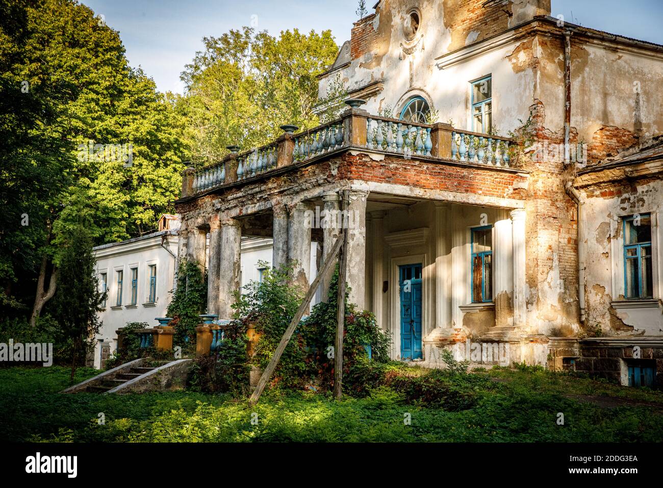Old abandoned manor in the forest. Ruined house in nature Stock Photo ...
