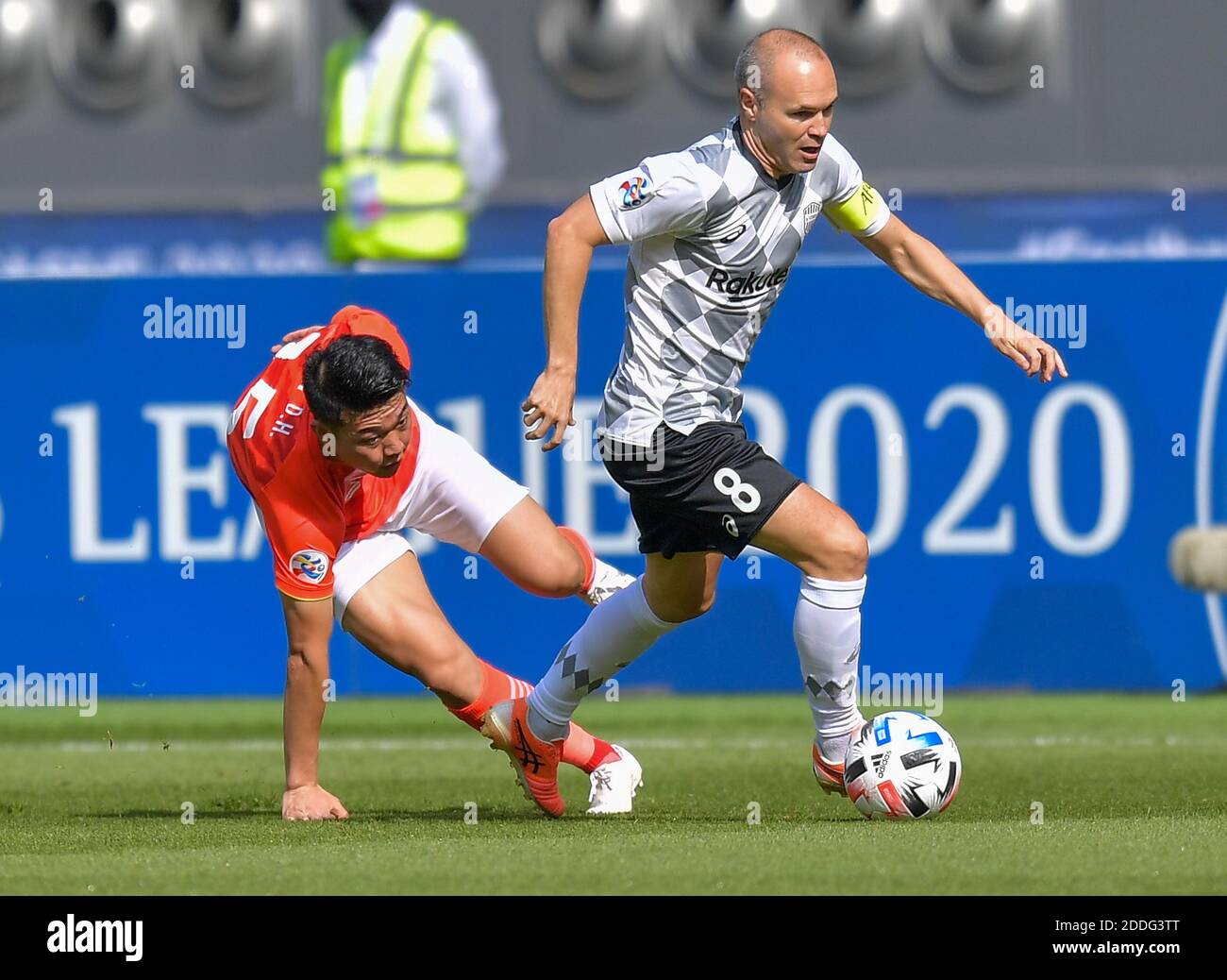 Doha, Qatar. 25th Nov, 2020. Andres Iniesta (R) of Vissel Kobe vies with Yan Dinghao of Guangzhou Evergrande FC during a Group G football match of the AFC Champions League in Doha, Qatar, Nov. 25, 2020. Credit: Nikku/Xinhua/Alamy Live News Stock Photo