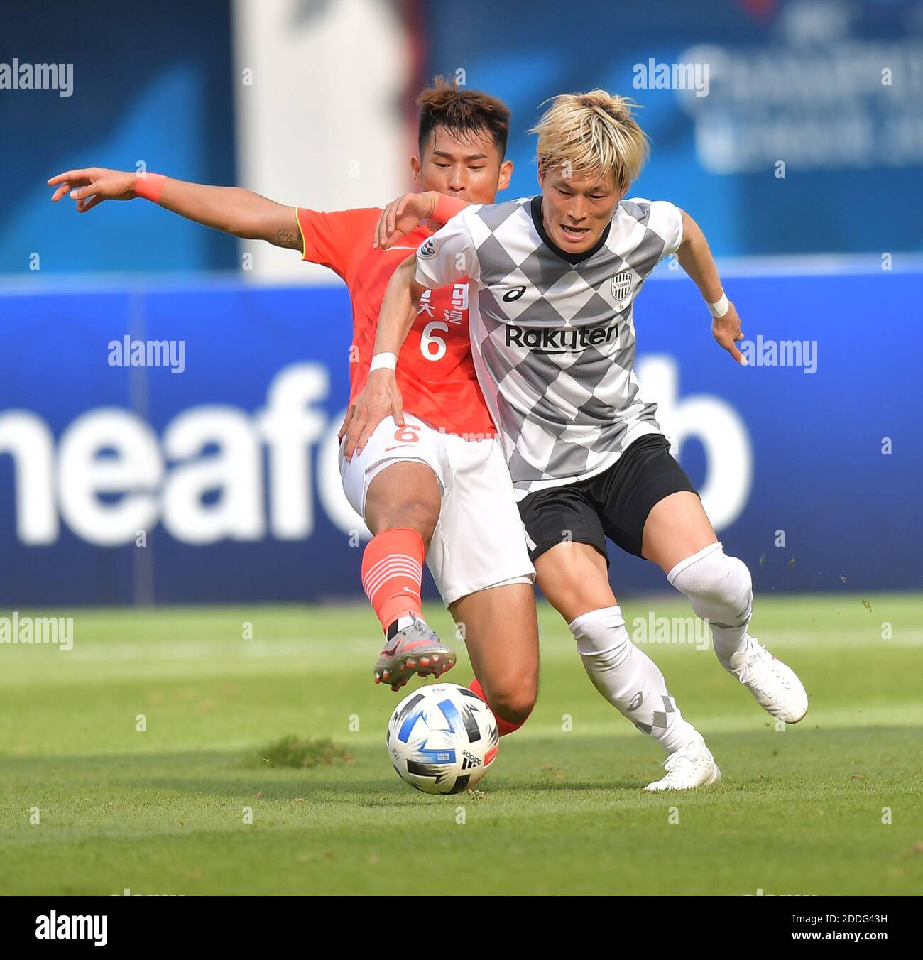 Doha Qatar 25th Nov 2020 Kyogo Furuhashi R Of Vissel Kobe Vies With Liao Lisheng Of Guangzhou Evergrande Fc During A Group G Football Match Of The Afc Champions League In Doha