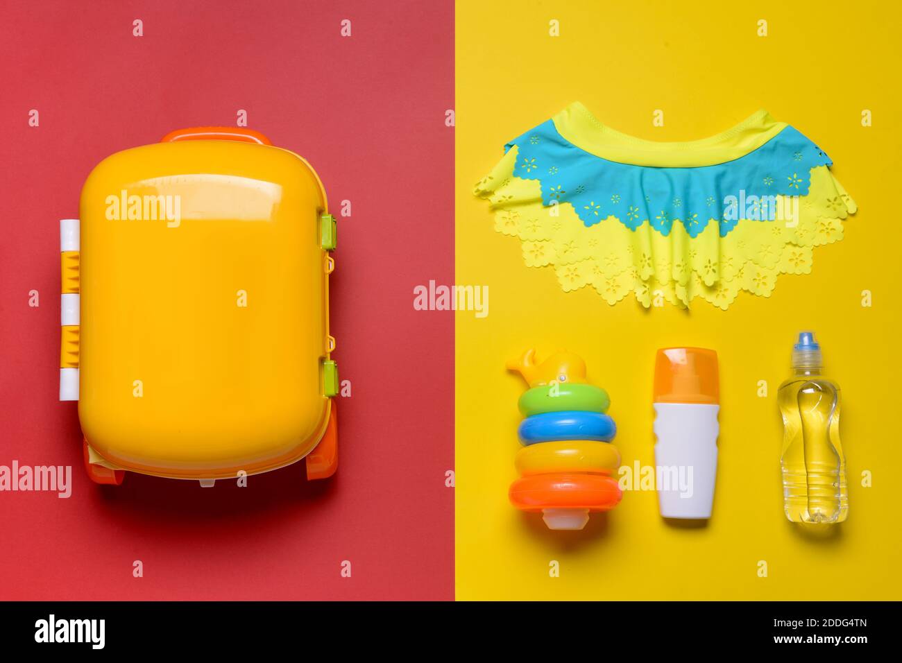 Family beach toys suitcase hires stock photography and images Alamy