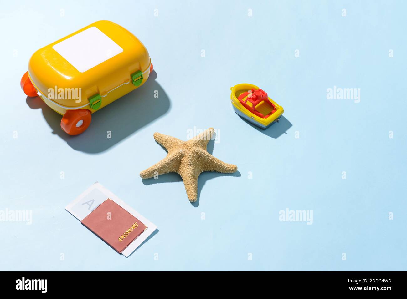 Family beach toys suitcase hires stock photography and images Alamy
