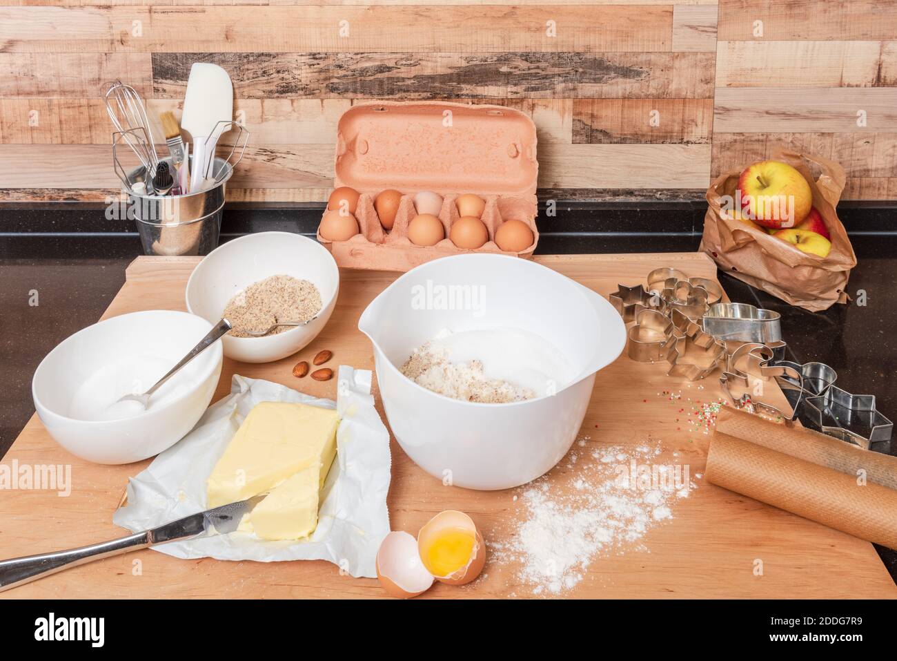 In der Weihnachtszeit ist das Backen von Weihnachtskeksen nicht nur für Kinder ein Vergnügen Stock Photo