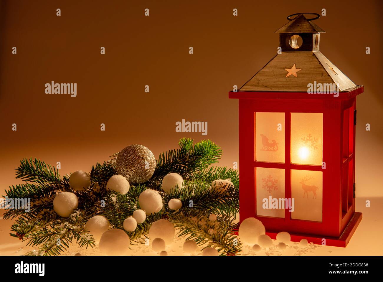 Eine Weihnachtsdekoration mit Kerze erzeugt eine ruhige weihnachtliche Stimmung Stock Photo