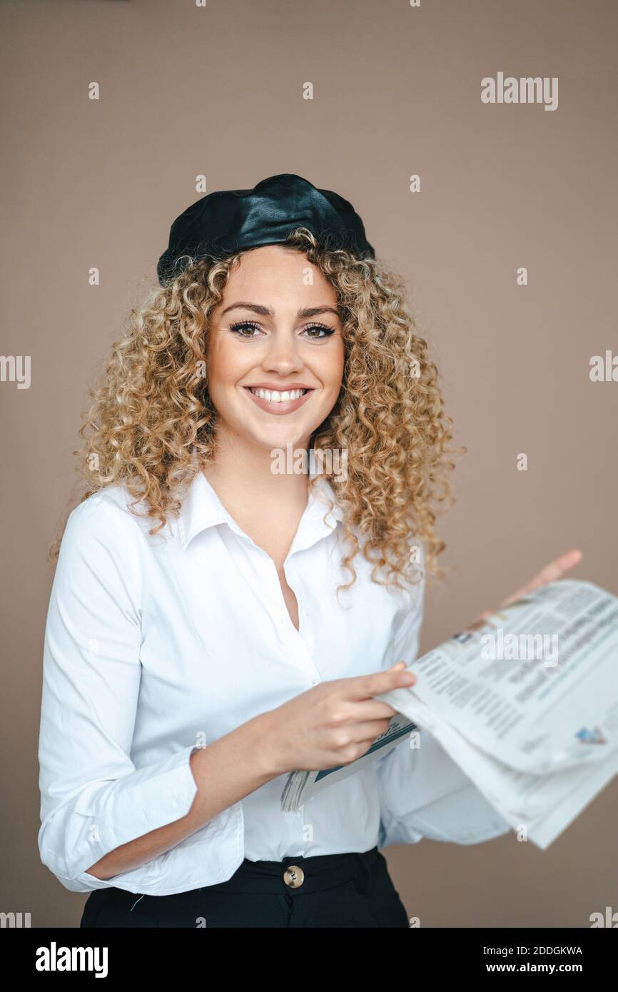 Young woman wearing beret hi-res stock photography and images - Alamy