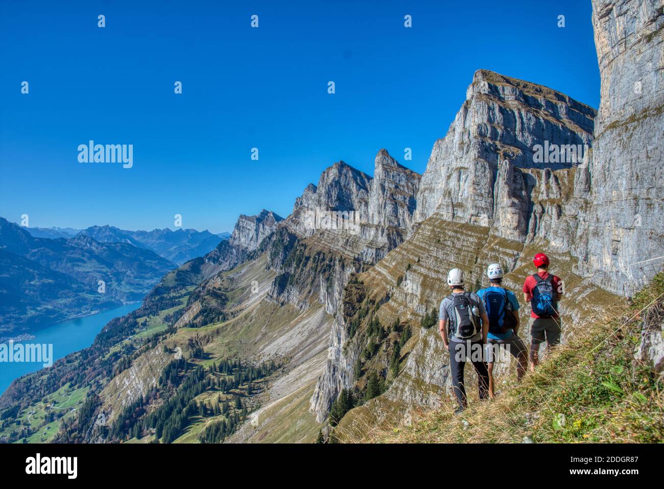 climbers marvel at the beautiful view from the churfirsten to the wallensee, hiking trail below the south face of the schnürliweg, switzerland, Stock Photo