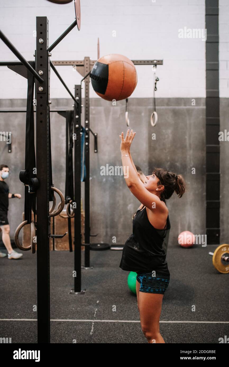 Crossfit wall online ball weight female