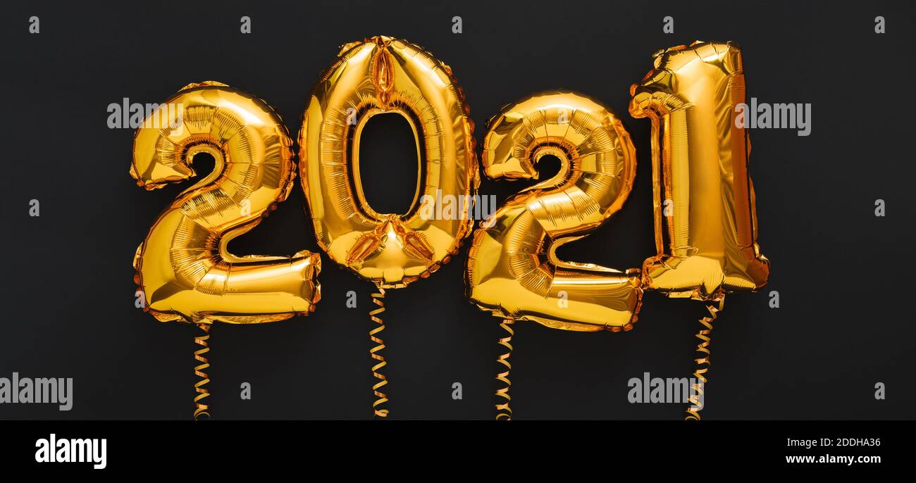 2021 balloon gold text on black background. Happy New year eve invitation with Christmas gold foil balloons 2021. Long web banner Stock Photo