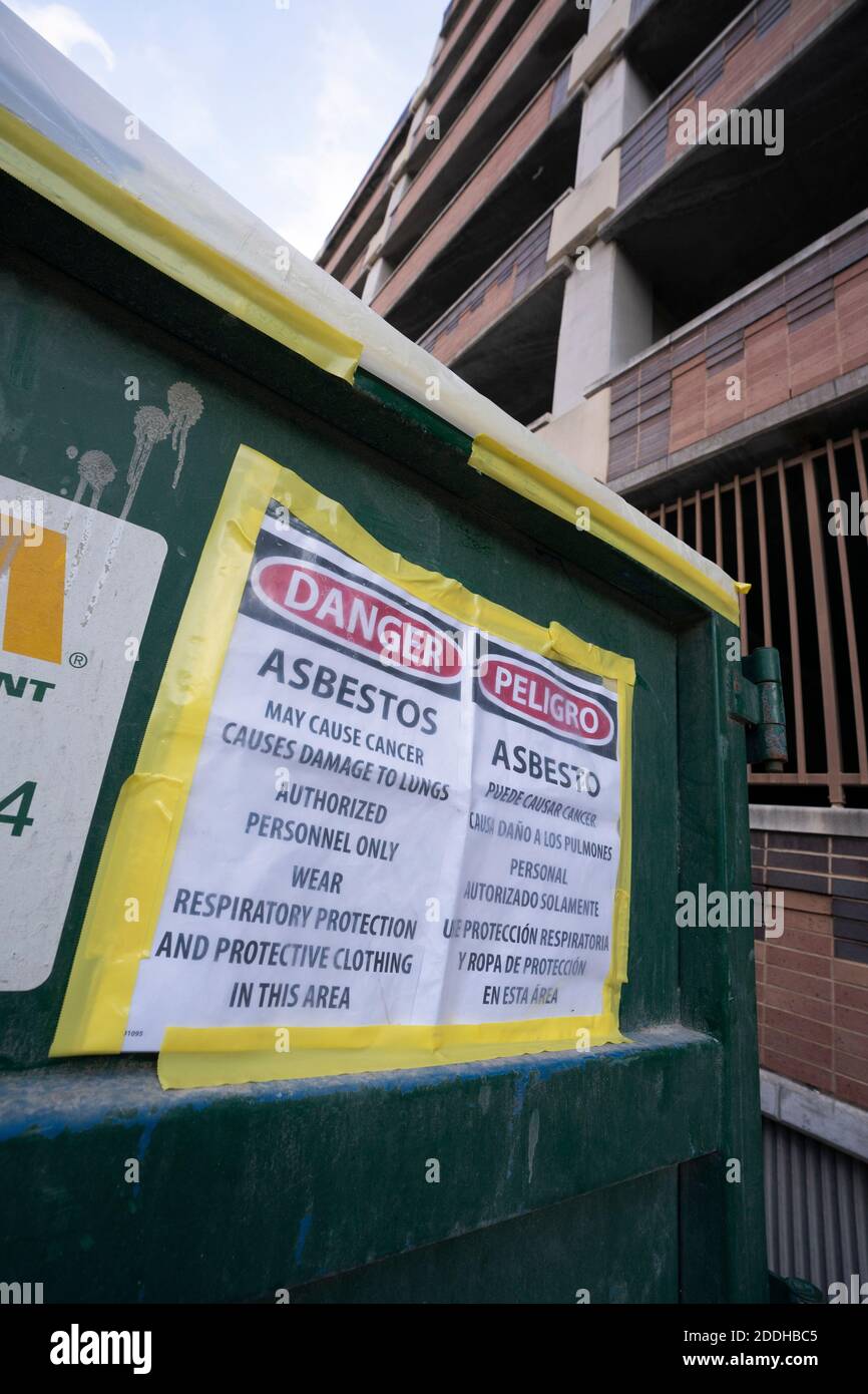 Austin, Texas, USA. 20th Nov, 2020. A dump container filled with asbestos-laden demolition debris sits in the alley behind a state office building in downtown Austin, Texas on Novembere 20, 2020. Building renovations continue unabated in Austin during the pandemic where many other businesses have closed. Asbestos is a known cancer-causing material used in construction in the 50's and '60's. Credit: Bob Daemmrich/ZUMA Wire/Alamy Live News Stock Photo