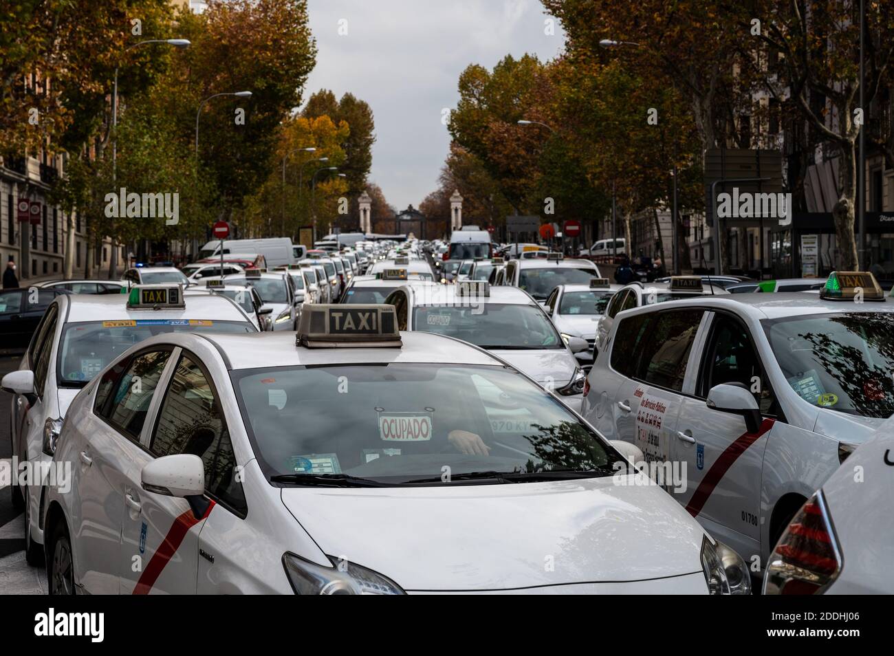 Madrid, Spain. 25th Nov, 2020. Taxi drivers demonstrate with their vehicles driving through downtown Madrid collapsing traffic demanding regulations and economic aid as the Coronavirus (COVID-19) pandemic has hit hard on their sector. Credit: Marcos del Mazo/Alamy Live News Stock Photo