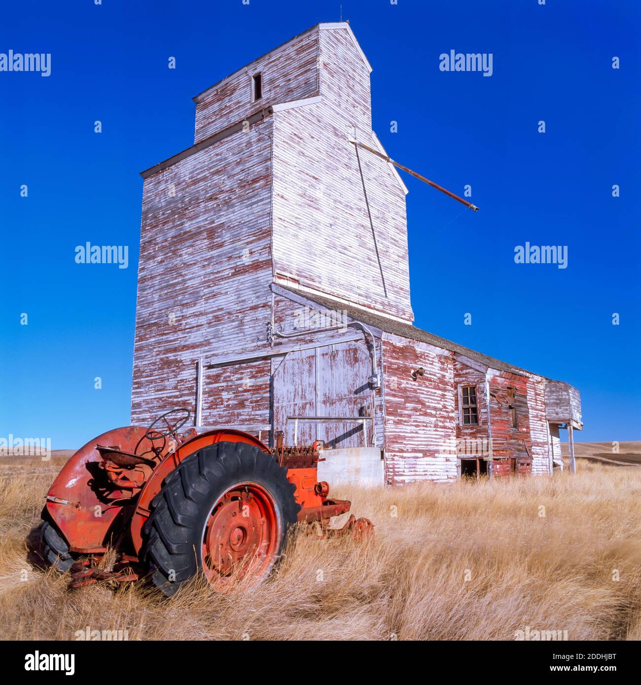 old grain elevator and tractor near hilger, montana Stock Photo Alamy