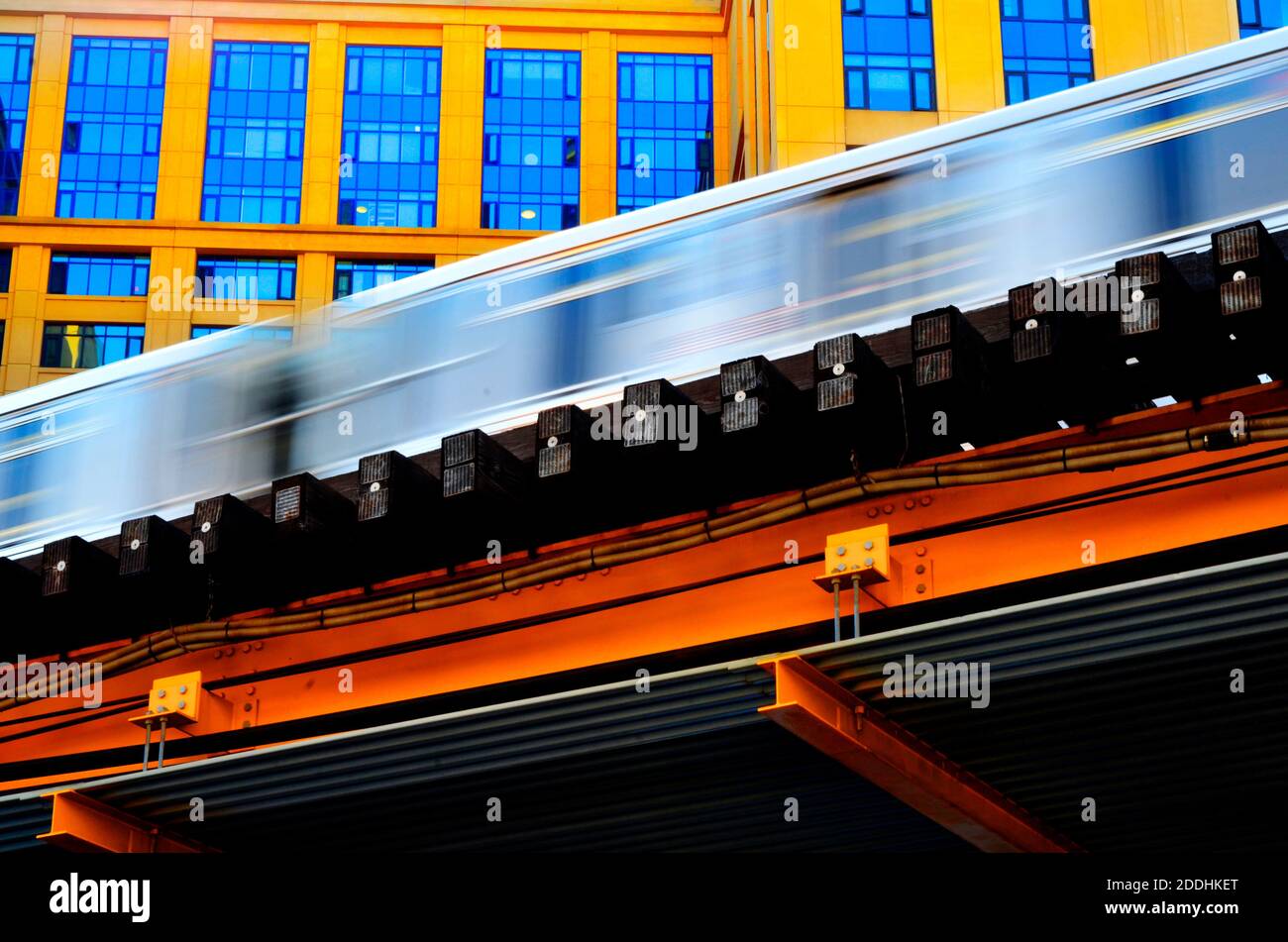 the-l-train-subway-line-in-chicago-blurry-motion-with-apartments-in