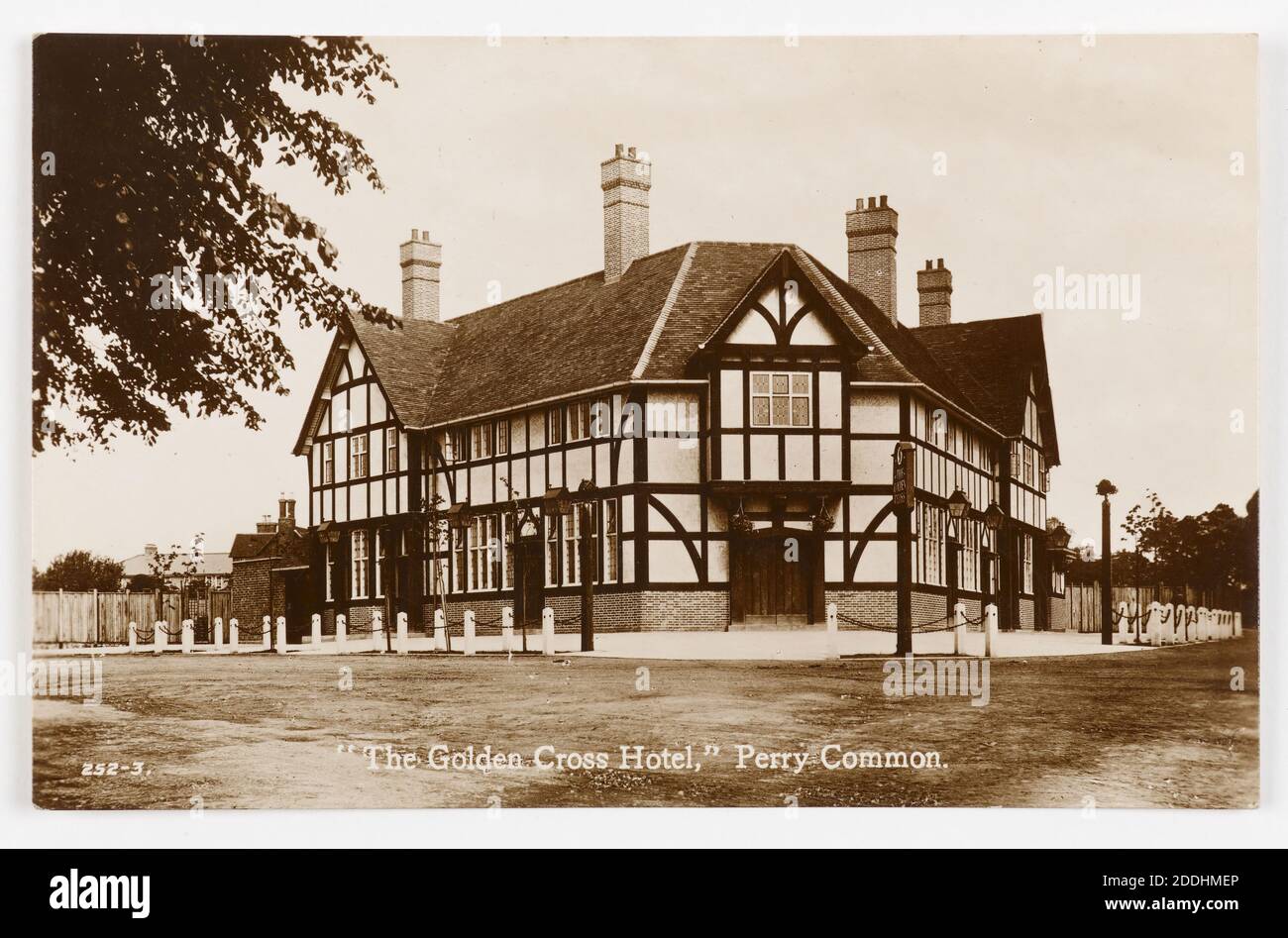 Postcard, Golden Cross Hotel Perry Common, 1930-40 Topographical Views, In the style described as Mock Tudor, Social history, Birmingham history, Public House, Postcard, Social history, Recreation & Leisure Stock Photo