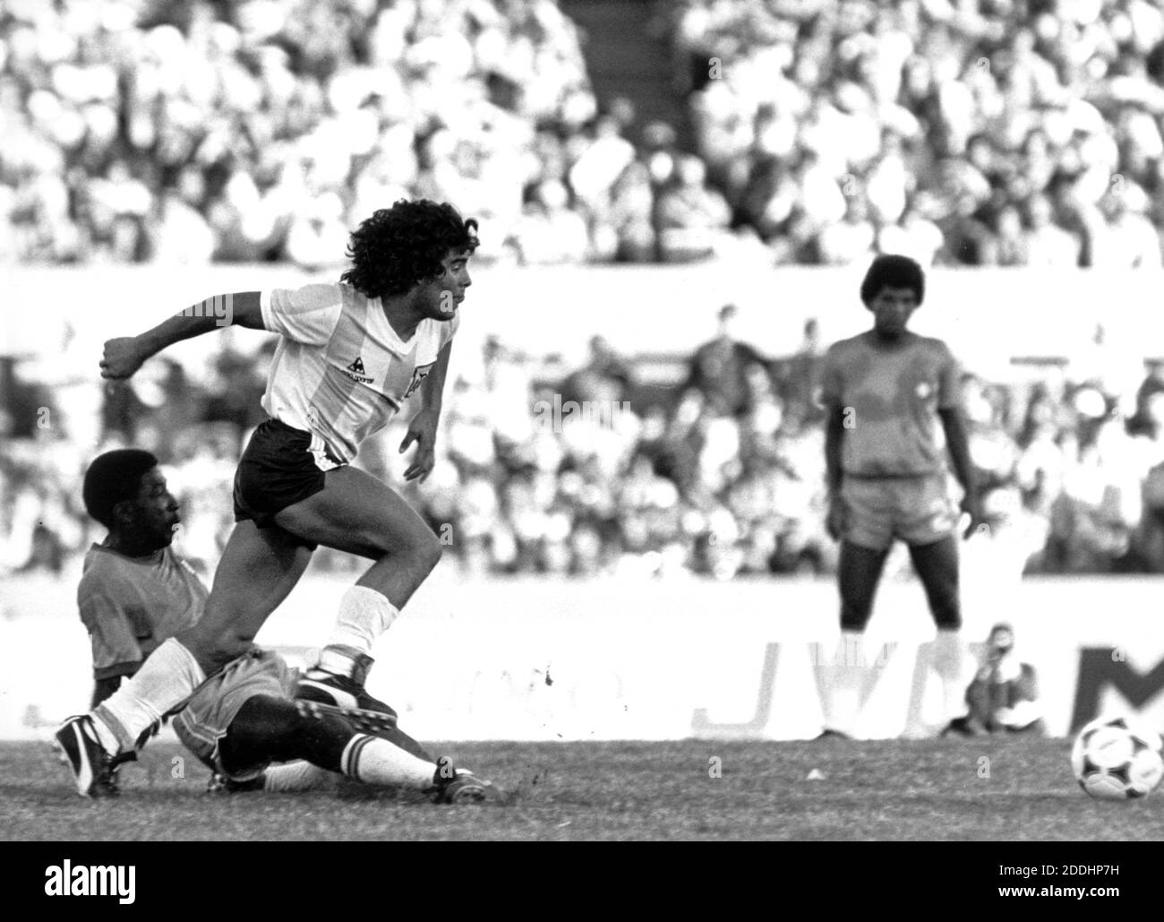 The Argentine middle field director Diego Maradona (l, above) defeats the Brazilian striker Isidoro (l, below). The national soccer teams of Brazil and Argentina split on January 4th, 1981 in the Centenario Stadium in Montevideo in the group game of the world championship tournament for the gold cup - called Mundialito and Copa de Oro - with a 1-1 draw. Photo: Frank Leonhardt.     (c) dpa - Report     | usage worldwide Stock Photo