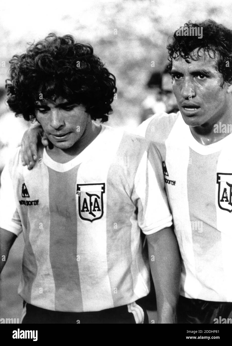 The Argentinian middle field director Diego Maradona (l) and his teammate Americo Gallego leave the field disappointed at the end of the game. The national football teams of Argentina and Brazil split on January 4th, 1981 in the Centenario Stadium in Montevideo in the group game of the world championship tournament for the gold cup - called Mundialito and Copa de Oro - with a 1-1 draw. Photo: Frank Leonhardt.     (c) dpa - Report     | usage worldwide Stock Photo