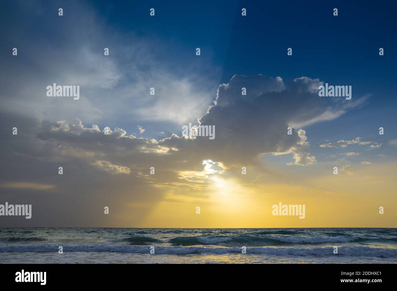 Clear sky sun ray hi-res stock photography and images - Alamy