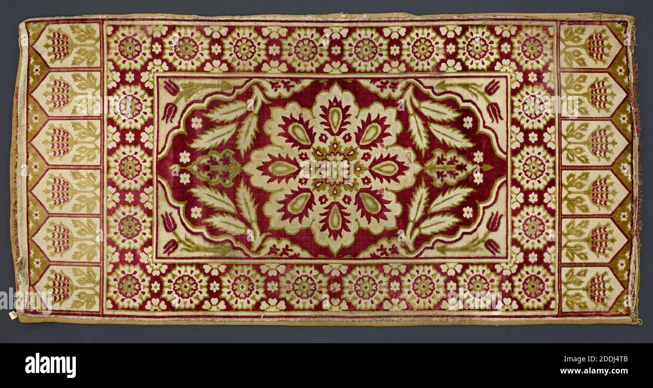 Cushion cover, 1600-1650, voided and brocaded silk velvet or catma. Central, circular floral design in red and green, reserved in red with a row of six lappets containing rosebuds at either end., Applied Arts, Asia, Textiles, Turkey, Turkish, Ottoman Empire Stock Photo