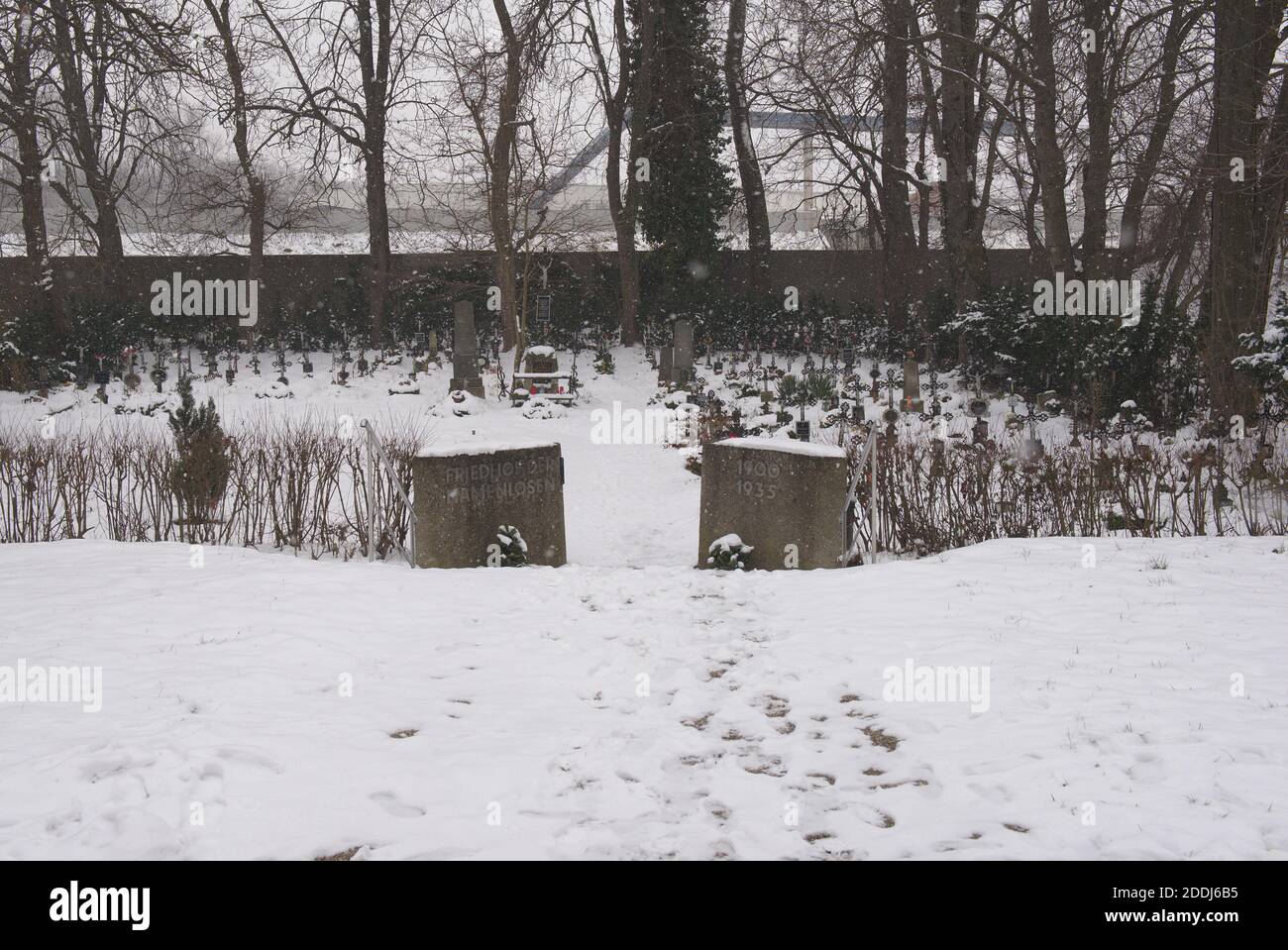 Der Friedhof der Namenlosen im Albener Hafen in Wien bei Schneegestöber Stock Photo