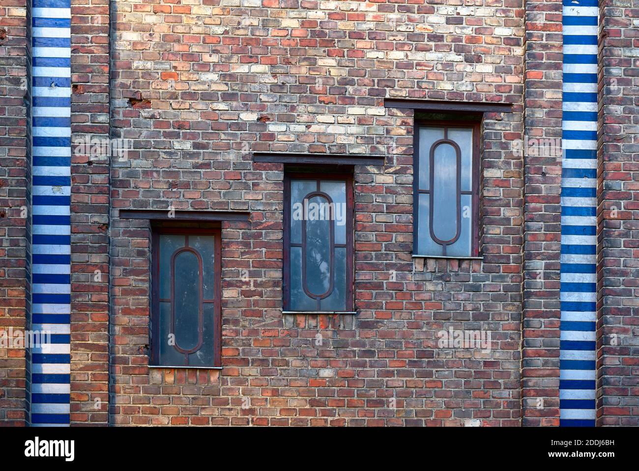 drei Fenster eines Ziegelbau/Backsteinbau's mit farbiger Umrandung Stock Photo