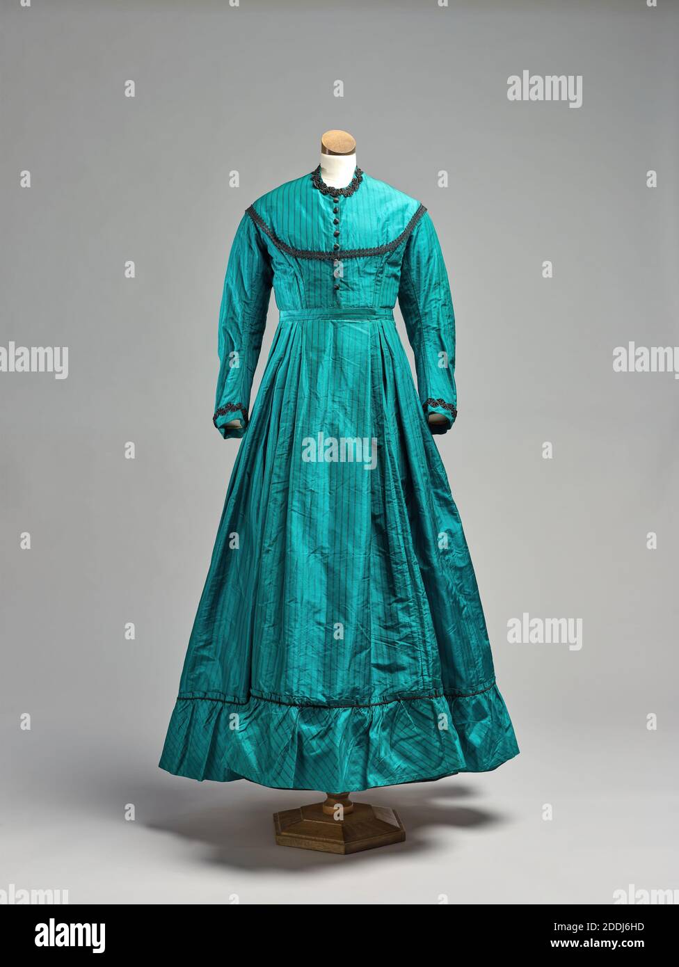 Green Silk Dress High Resolution Stock Photography And Images Alamy