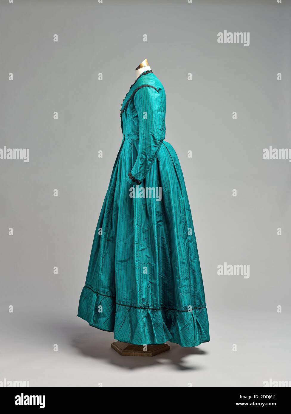 Green Silk Dress High Resolution Stock Photography And Images Alamy
