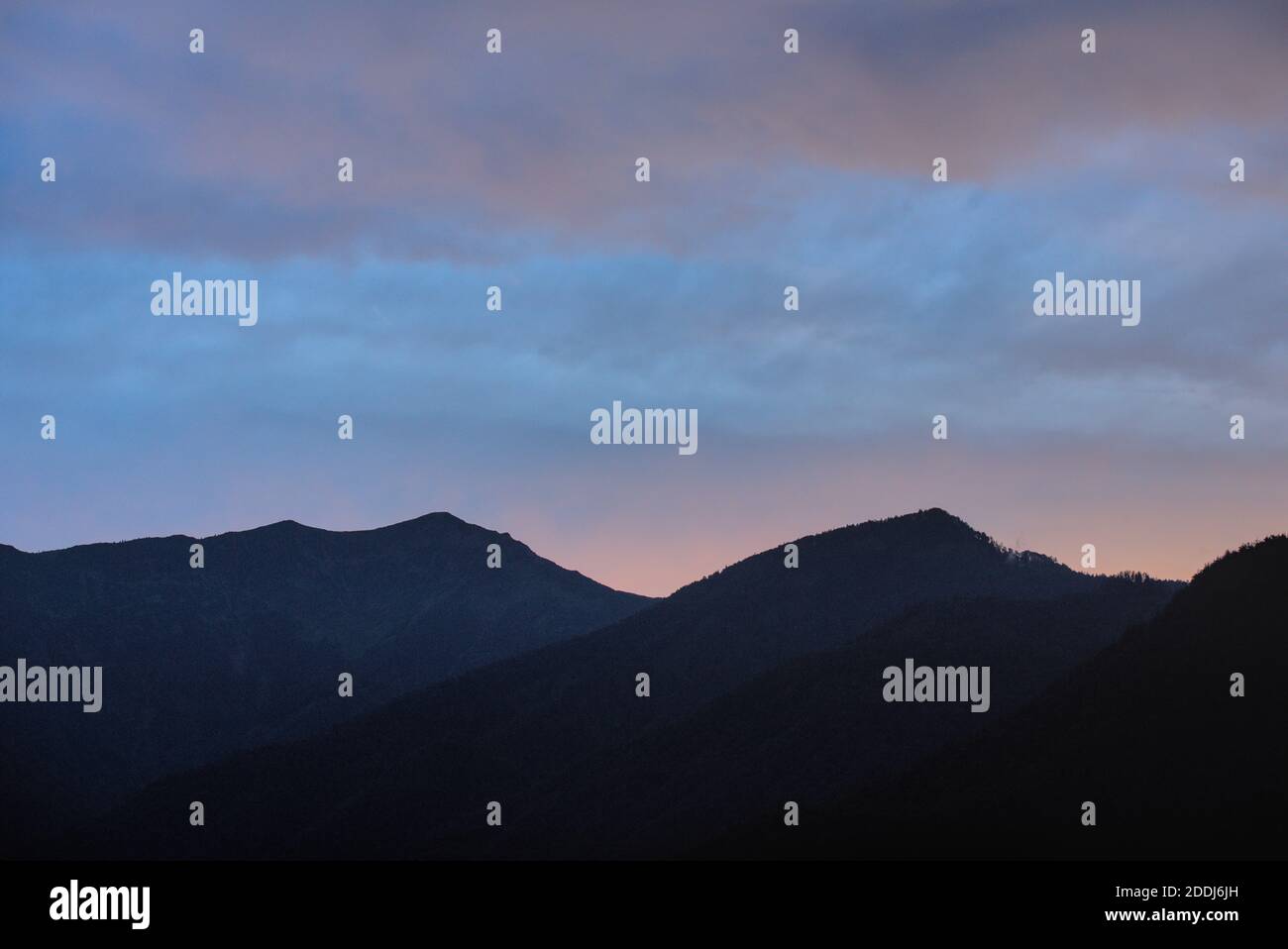 Abendhimmel mit Bergen bei einem sommerlichen Sonnenuntergang Stock Photo