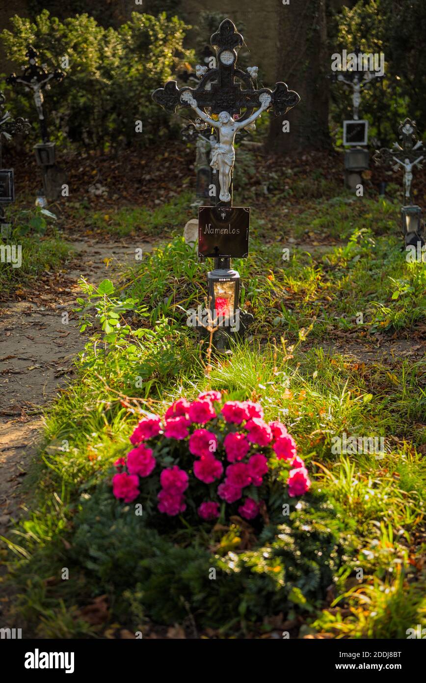 geschmücktes Grab am Friedhof der Namenlosen Stock Photo