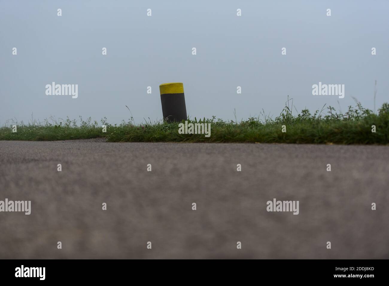 Anlegestelle im Hafen bei Nebel Stock Photo