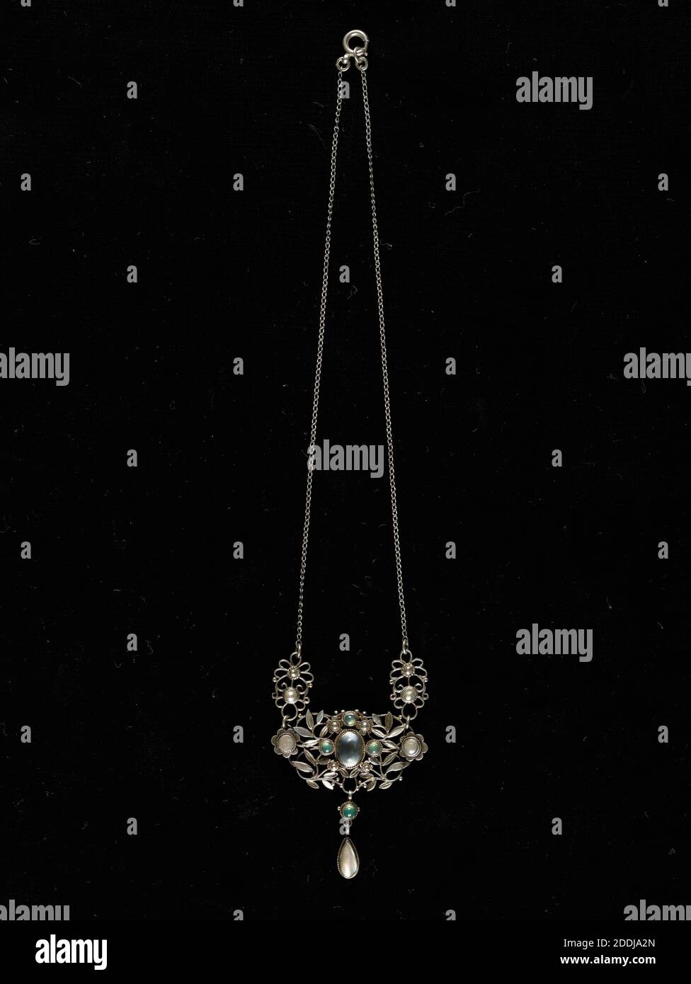 Arts jewellery necklace hi-res stock photography and images - Alamy
