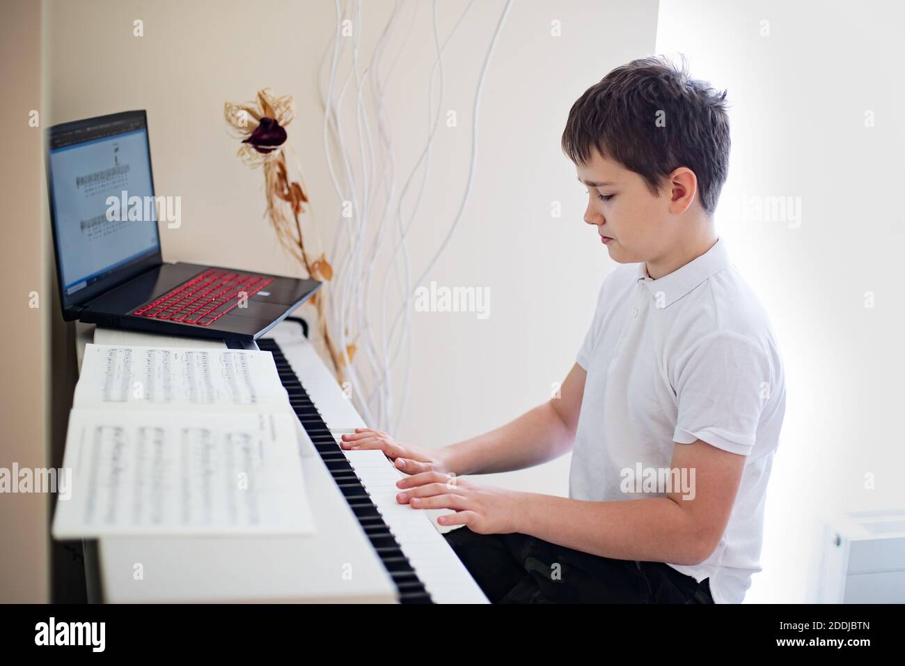 Persona australiana Permanecer Barrio bajo 12 years old boy playing the white piano with sheet music Stock Photo - Alamy Persona australiana Permanecer Barrio bajo 12 years old boy playing the white piano with sheet music Stock Photo - Alamy