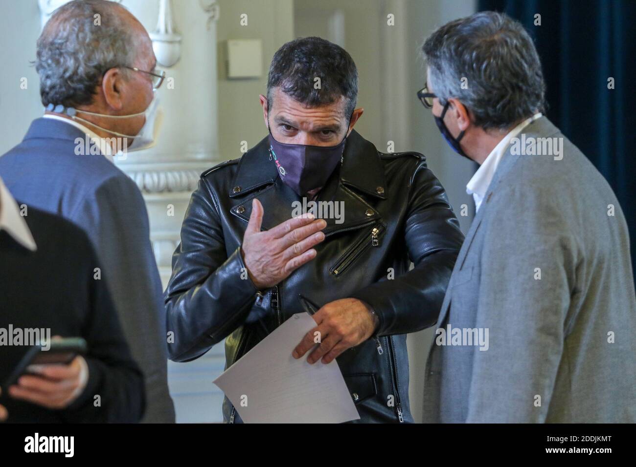 November 25, 2020: November 25, 2020 (Malaga) The Malaga actor Antonio Banderas was interviewed today in the hall of mirrors of the Malaga city hall by Carlos Alsina and asked : Where were you 30 years ago? '' 30 years ago was arriving in Los Angeles'' Antonio Banderas presents in More than One his new project that presents and directs, 'Scene in Black and White' available on December 15 on Amazon Prime Video Credit: Lorenzo Carnero/ZUMA Wire/Alamy Live News Stock Photo