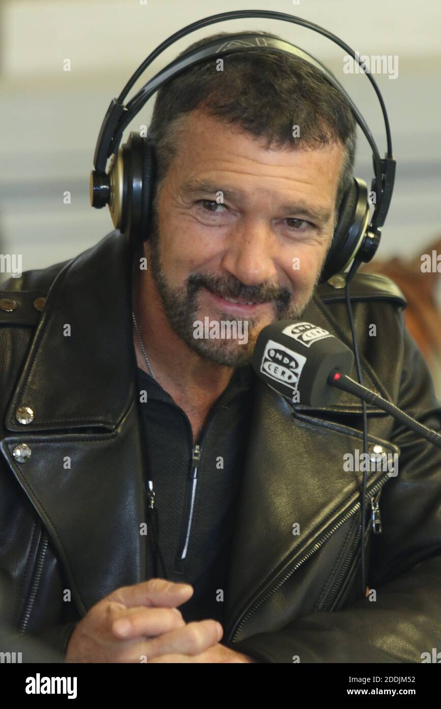 November 25, 2020: November 25, 2020 (Malaga) The Malaga actor Antonio Banderas was interviewed today in the hall of mirrors of the Malaga city hall by Carlos Alsina and asked : Where were you 30 years ago? '' 30 years ago was arriving in Los Angeles'' Antonio Banderas presents in More than One his new project that presents and directs, 'Scene in Black and White' available on December 15 on Amazon Prime Video Credit: Lorenzo Carnero/ZUMA Wire/Alamy Live News Stock Photo