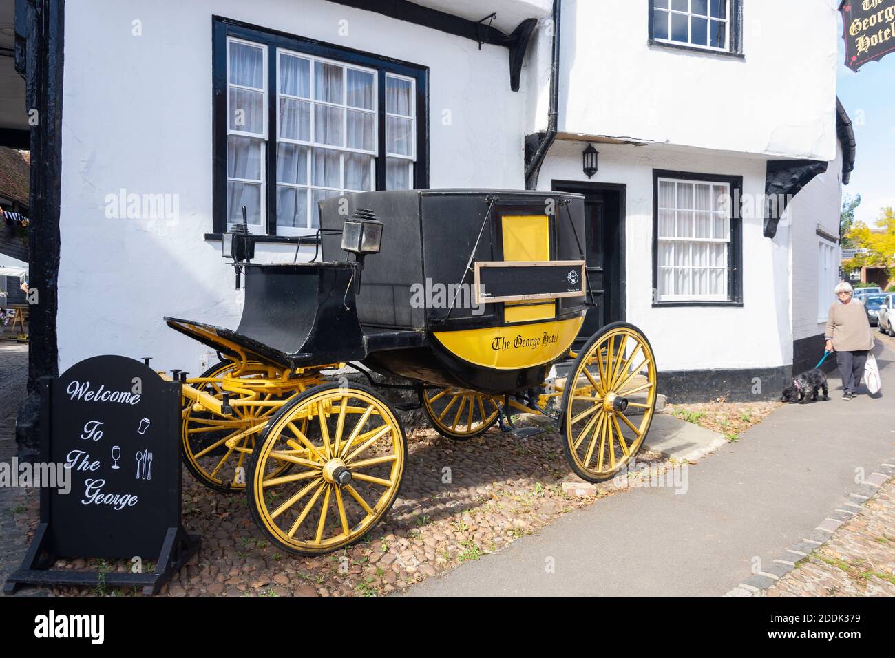 Horse carriage outside 15th century The George Hotel, High Street, Dorchester-on-Thames, Oxfordshire, England, United Kingdom Stock Photo