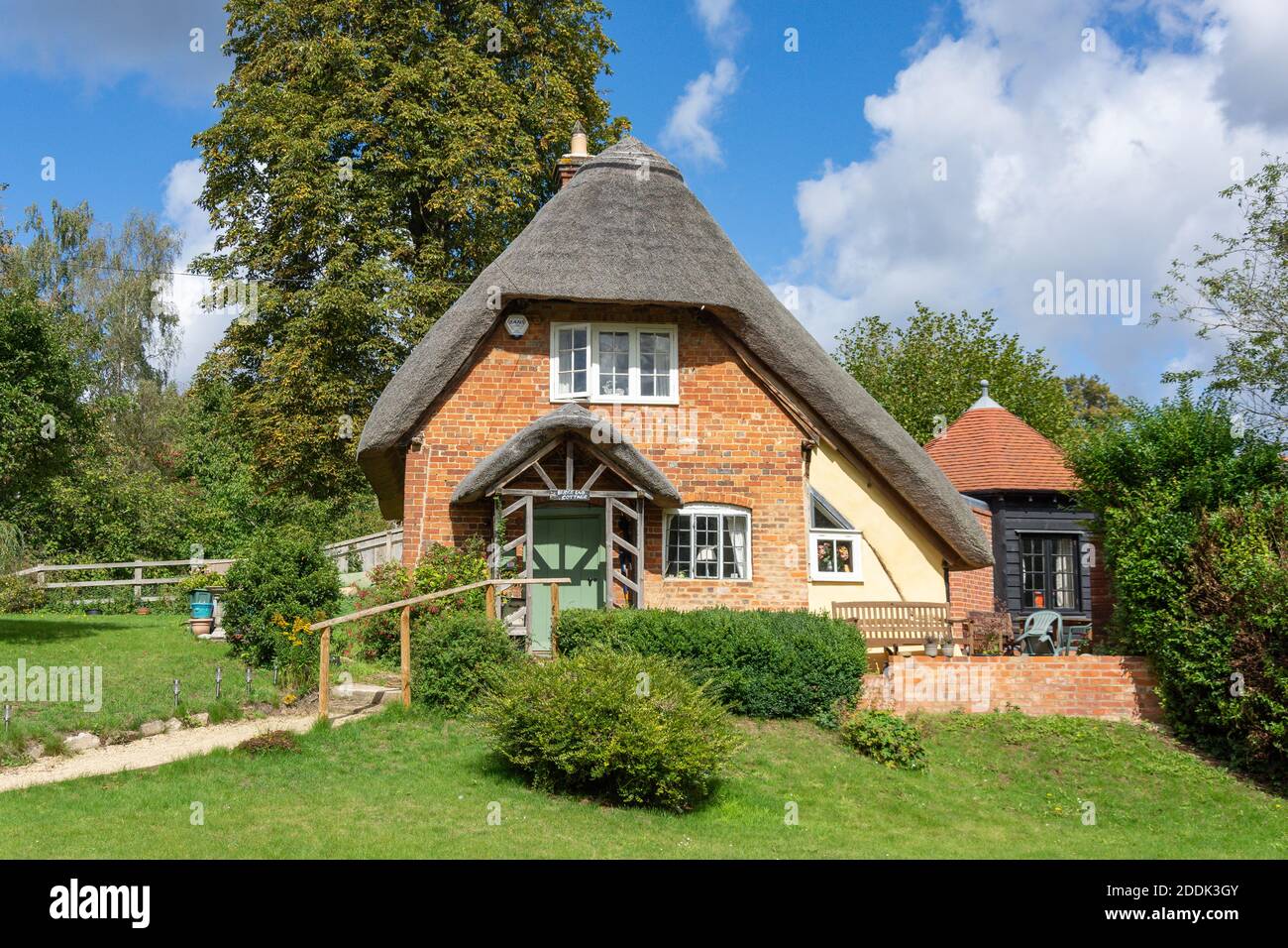 Thatched cottage, High Street, Clifton Hampden, Oxfordshire, England, United Kingdom Stock Photo
