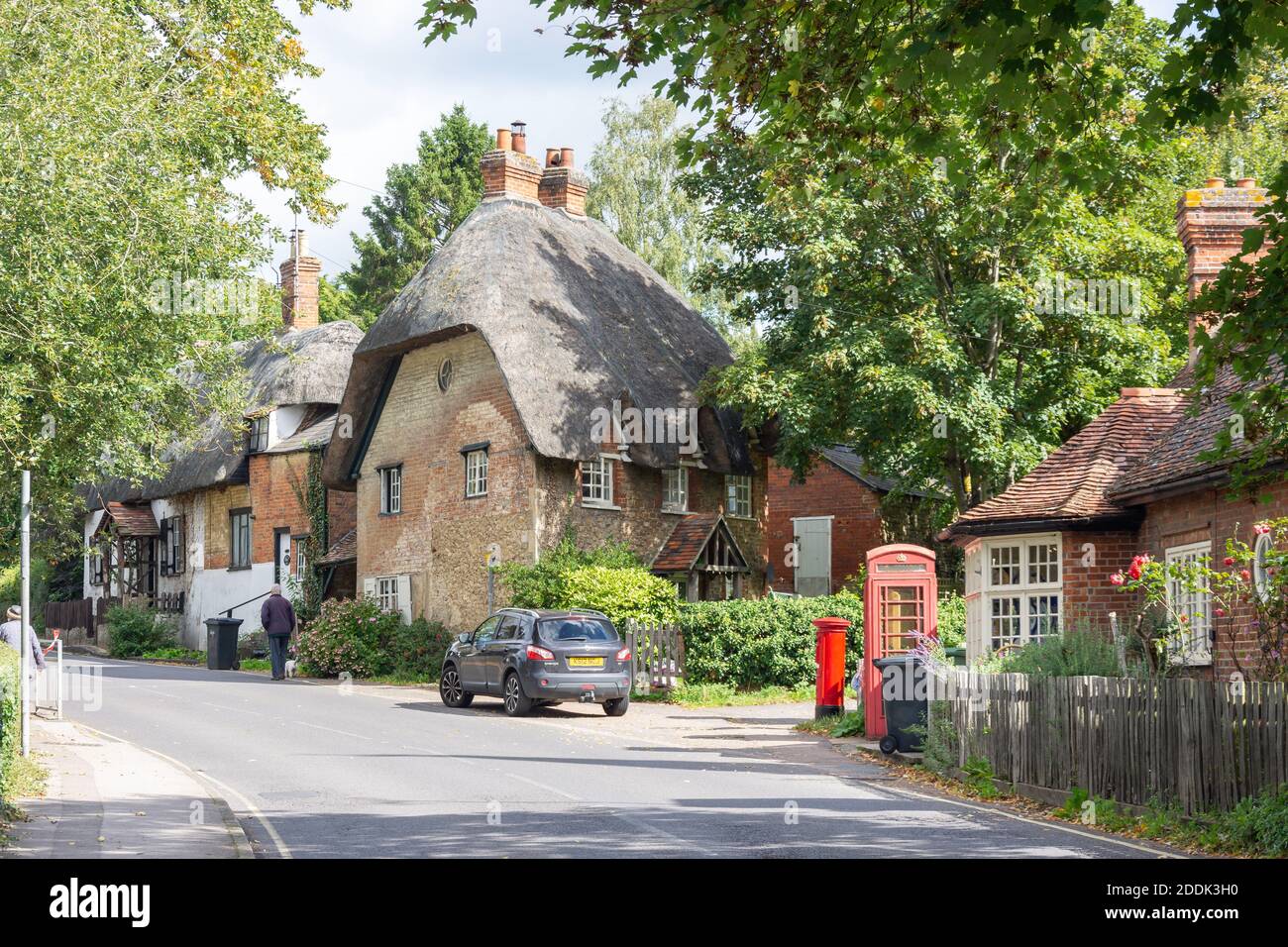 Village shop and cottages, Clifton Hampden, Oxfordshire, England, United Kingdom Stock Photo