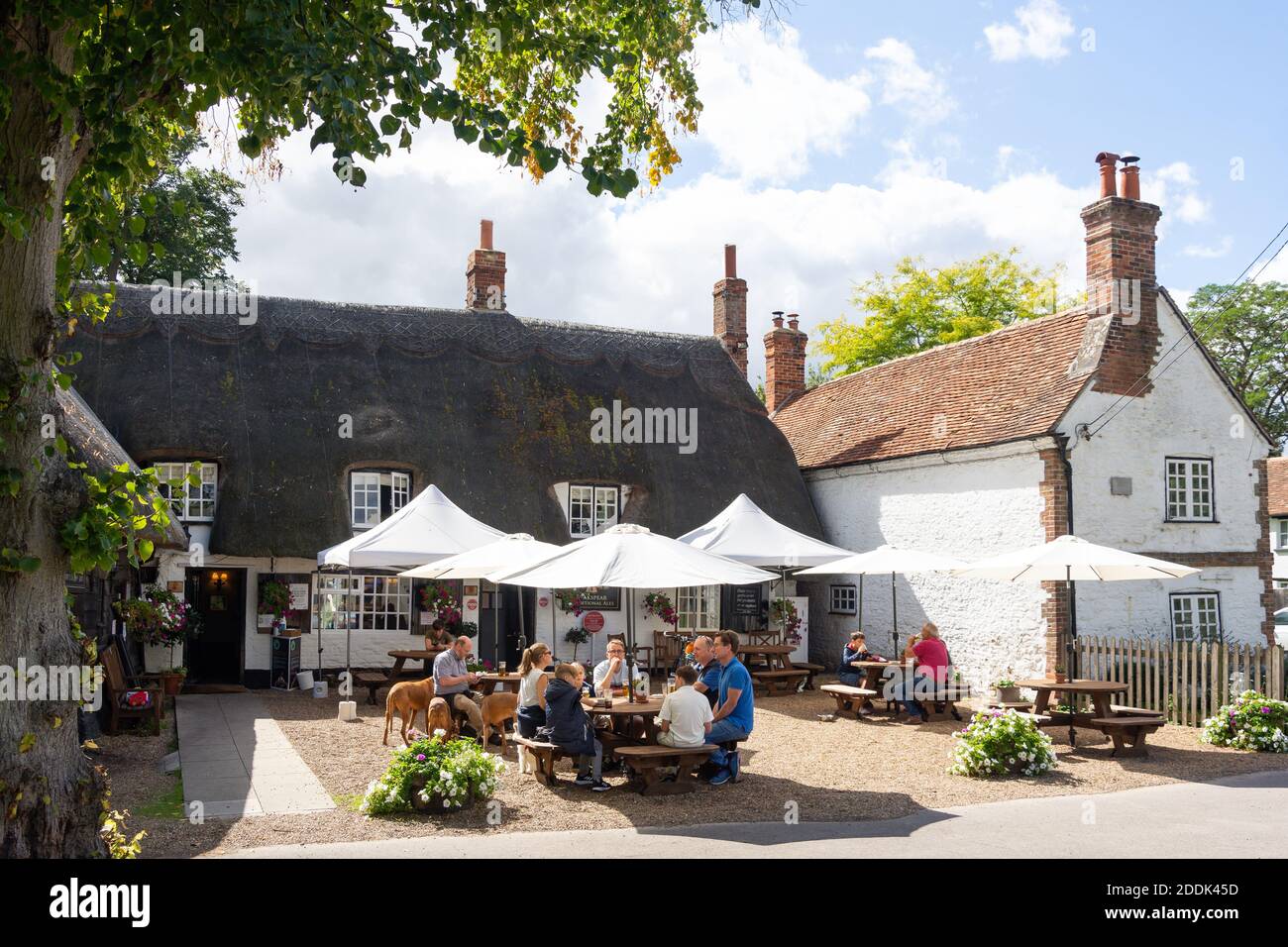 17th century The Six Bells Pub, The Green South, Warborough, Oxfordshire, England, United Kingdom Stock Photo