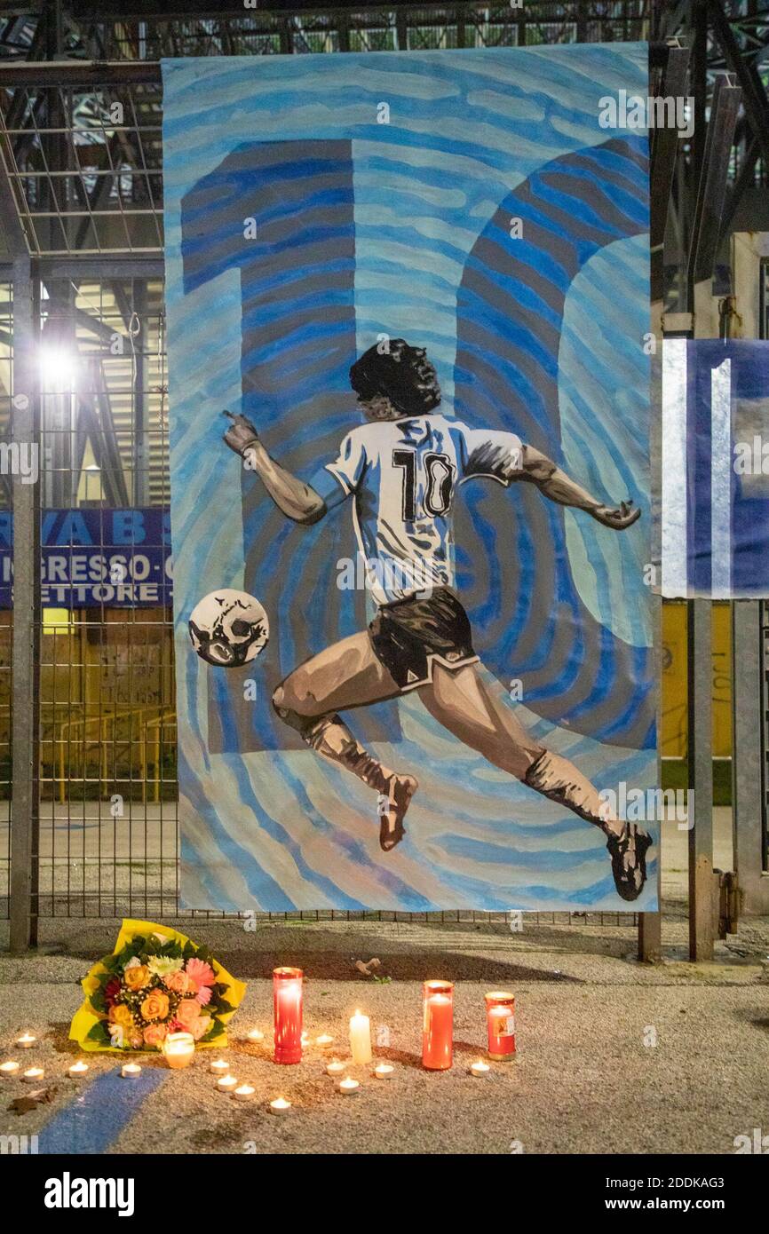 Napoli, CAMPANIA, ITALIA. 25th Nov, 2020. 25/11/2020 Naples, On the occasion of the death of Diego Armando Maradona, the Neapolitans just learned the news of the death of the pibe de oro, the greatest soccer player of all time, who had played in the Neapolitan city for 7 years, of which making Naples win many trophies. The Neapolitans took to the streets to remember him with lights and stadium choirs.In the picture: A large group of fans gathered near the Napoli stadium to remember Maradona all together Credit: Fabio Sasso/ZUMA Wire/Alamy Live News Stock Photo