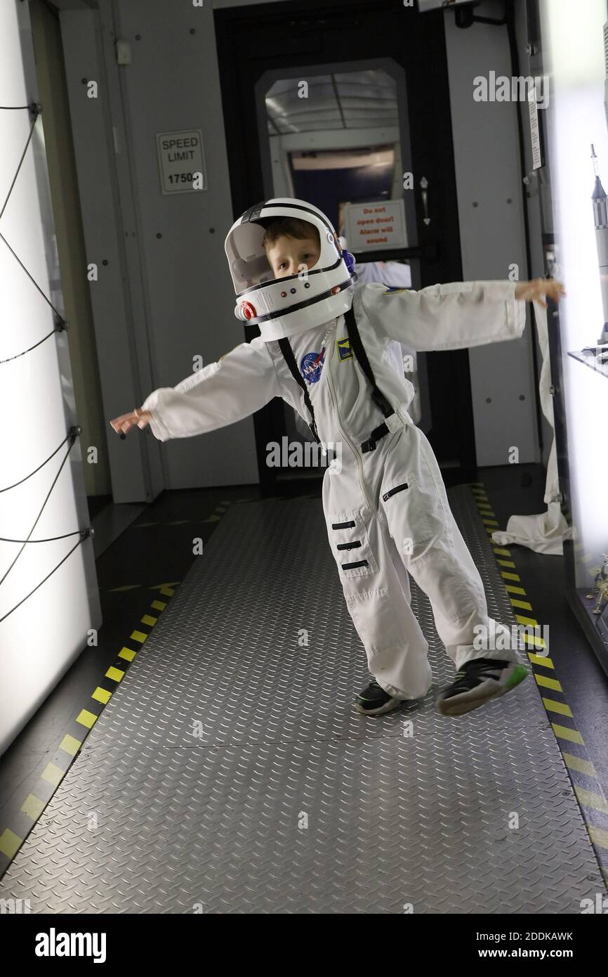 Child In A Science Lab Stock Photo - Alamy