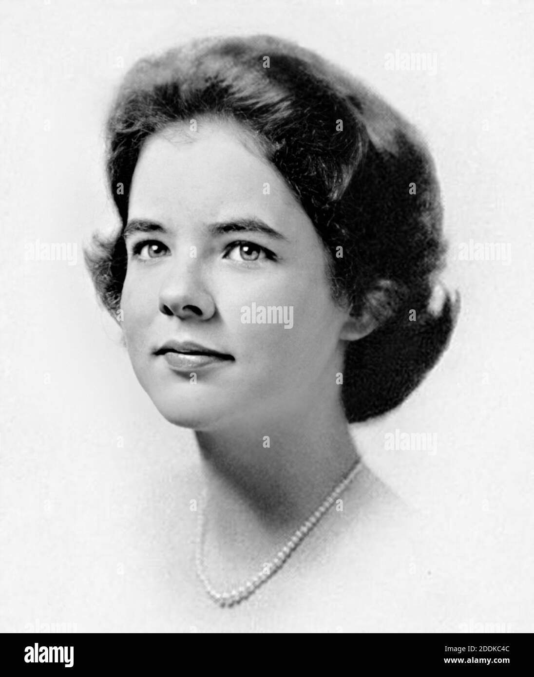 1961 , USA : The celebrated american actress STOCKARD CHANNING ( Susan Williams Stockard , born in New York , 13 february 1944 ) when was a young girl aged 17 , Senior Year at Madeira School , Greenway , VA . Unknown photographer , photo from yearbook school .- HISTORY - FOTO STORICHE - ATTORE - MOVIE - CINEMA - personalità da bambino bambini da giovane - personality personalities when was young - TEENAGER - INFANZIA - CHILDHOOD - BAMBINO - BAMBINI - RAGAZZA - CHILDREN - CHILD - smile - sorriso --- ARCHIVIO GBB Stock Photo