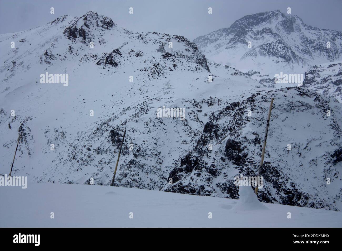 Falling Rocks Snow Snowflake rocks hi-res stock photography and images - Alamy